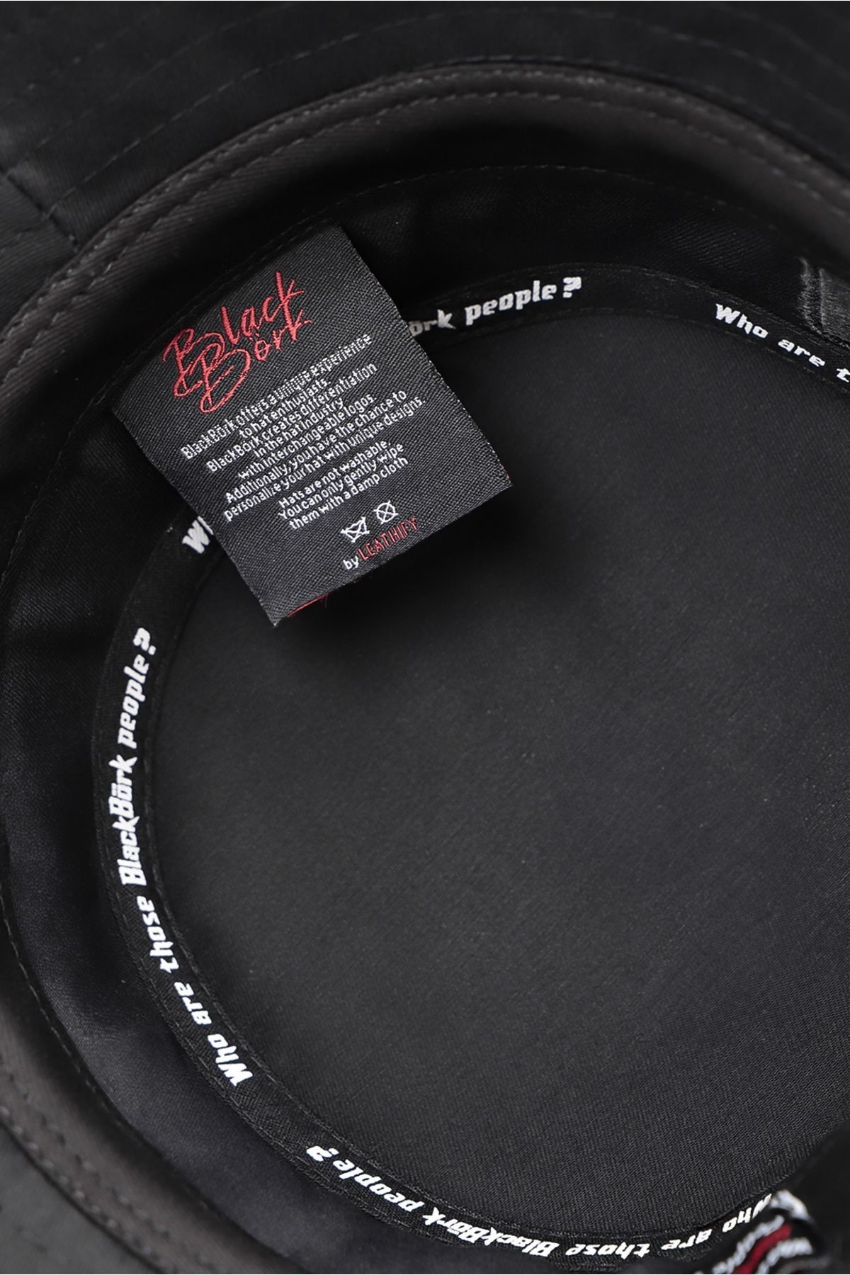 Gorra tipo bucket negra con logo de caballo