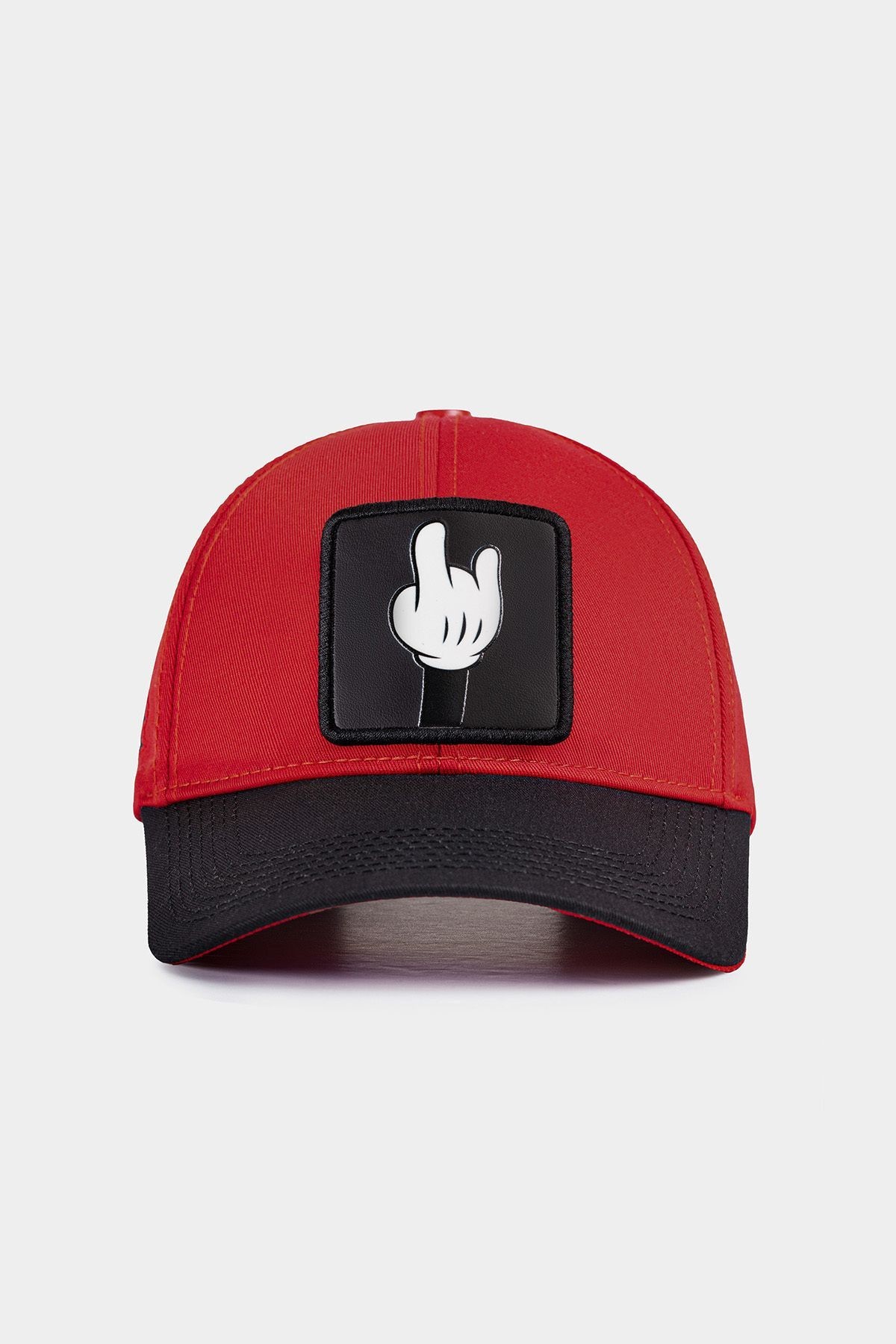 Gorra de béisbol negro-rojo Six con logo de dedo