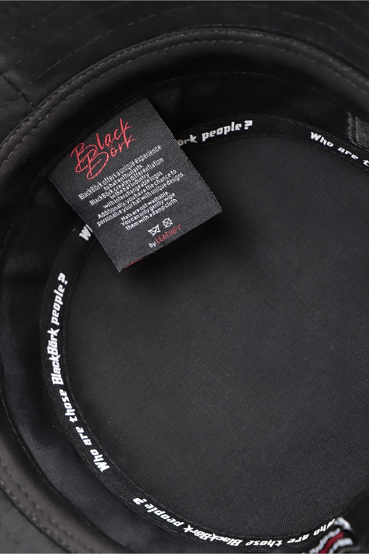 Gorra tipo bucket negra con logo de See You Later Never
