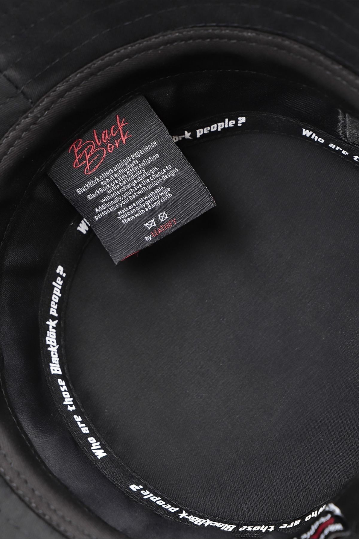 Gorra tipo bucket negra con logo de Z