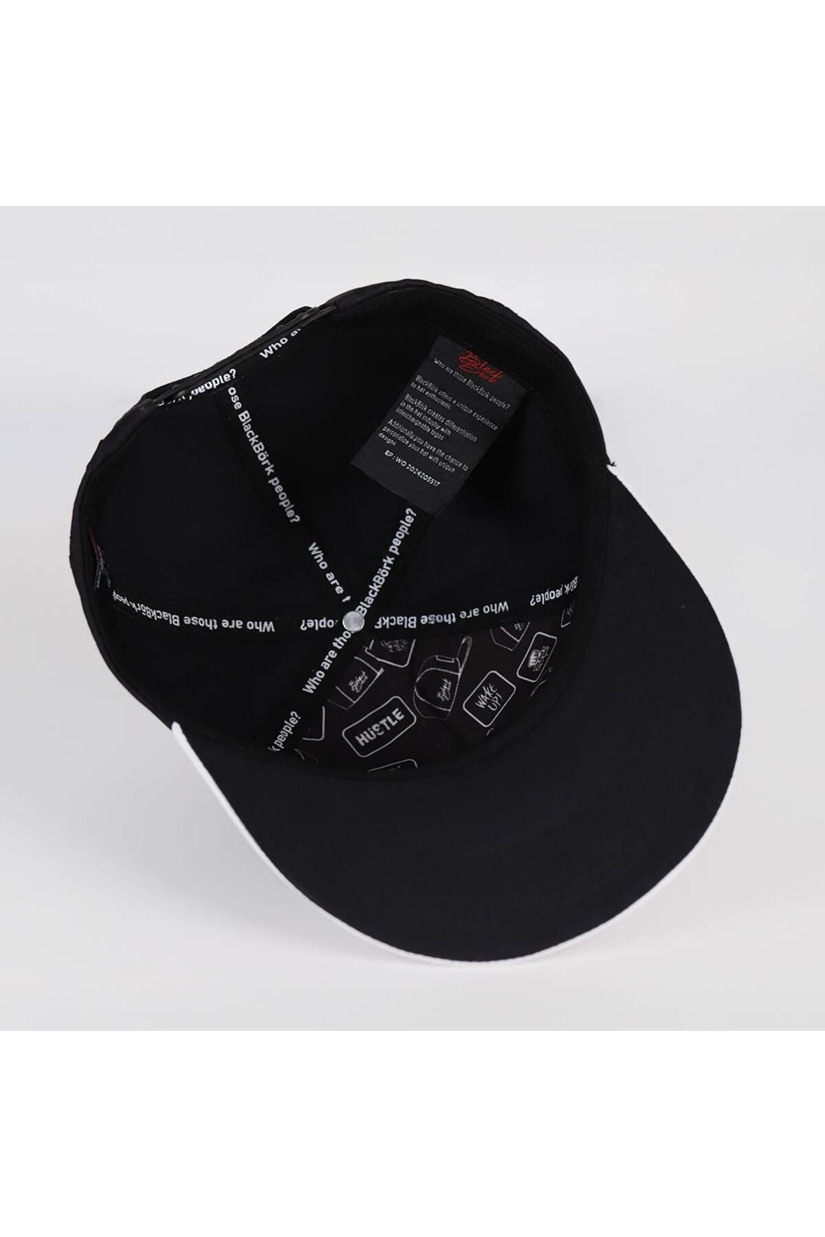 Gorra Hip Hop blanca-negra con logo de oso