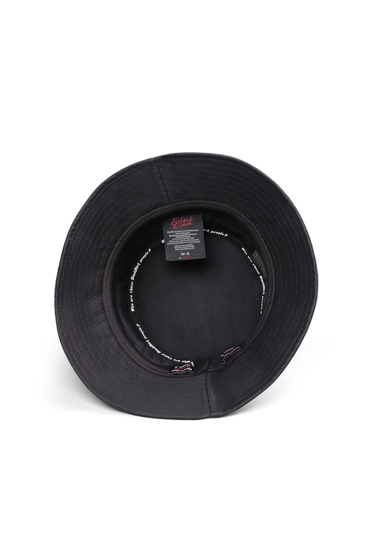 Gorra tipo bucket negra con logo de Z
