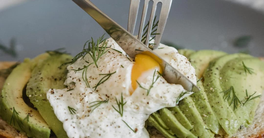 Avokadolu ve Poşe Yumurtalı Ekmek