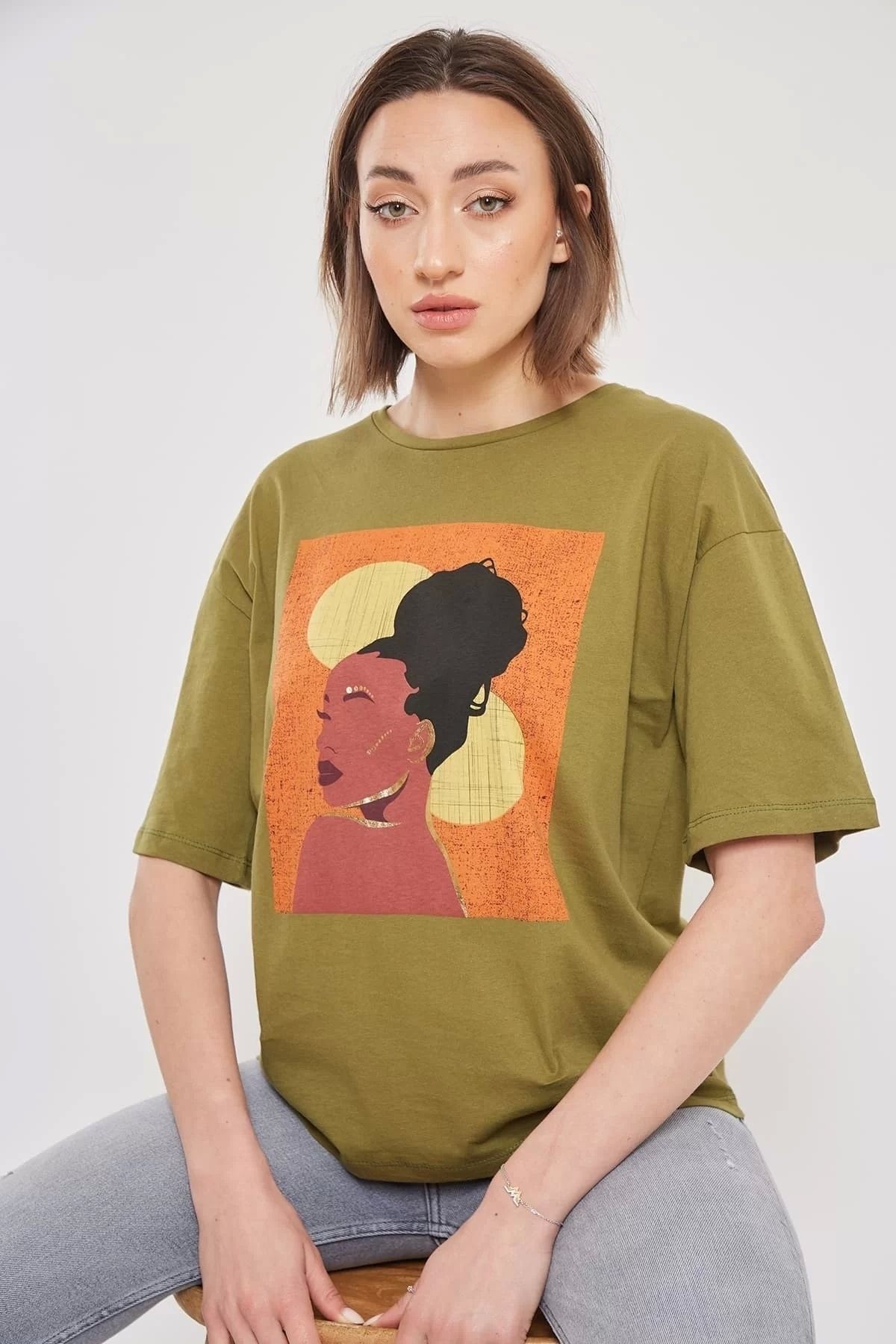 Kadın Oversize Resim Baskılı Olive T-shirt