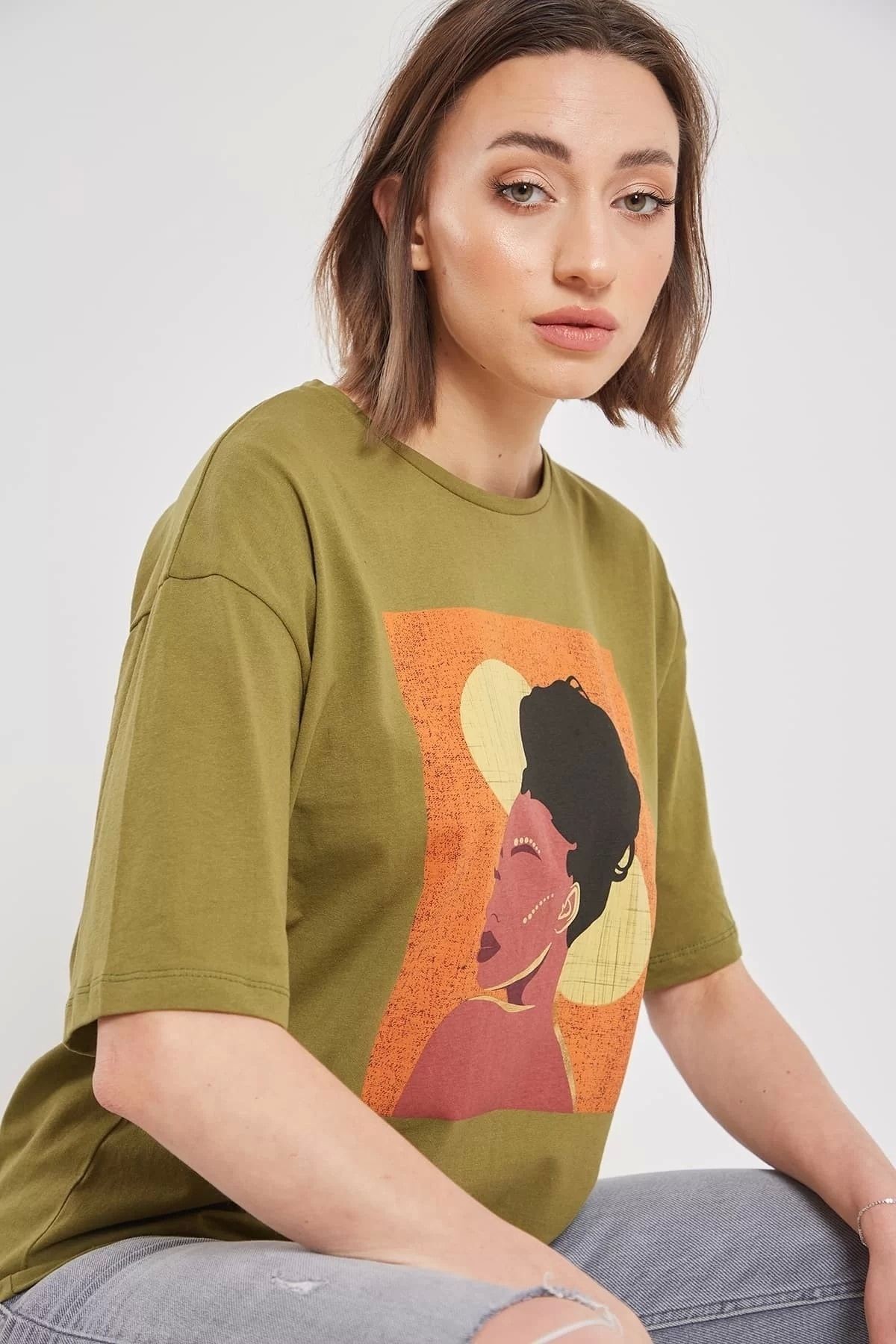 Kadın Oversize Resim Baskılı Olive T-shirt