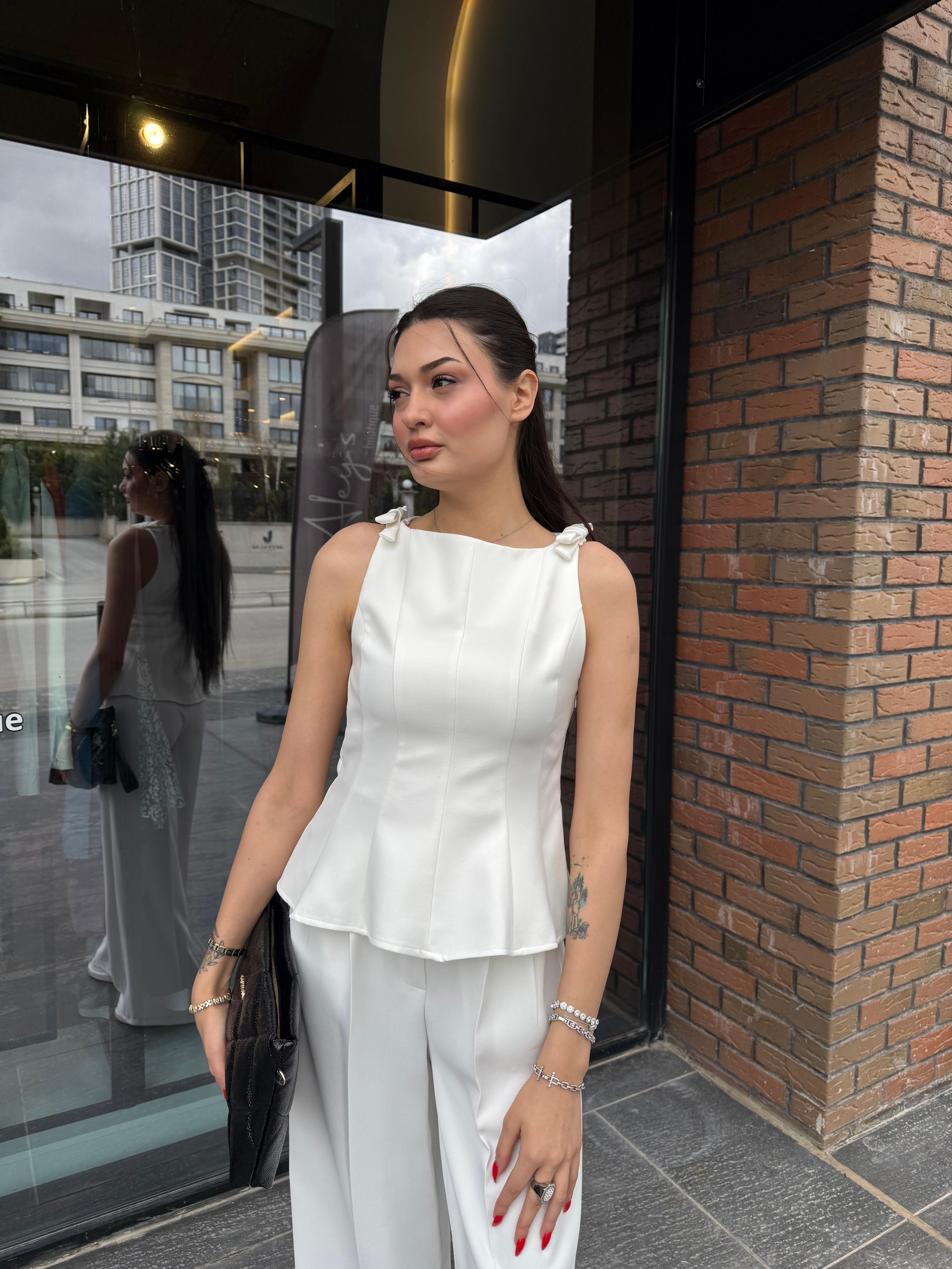 Omuz Fiyonk Detaylı Bluz