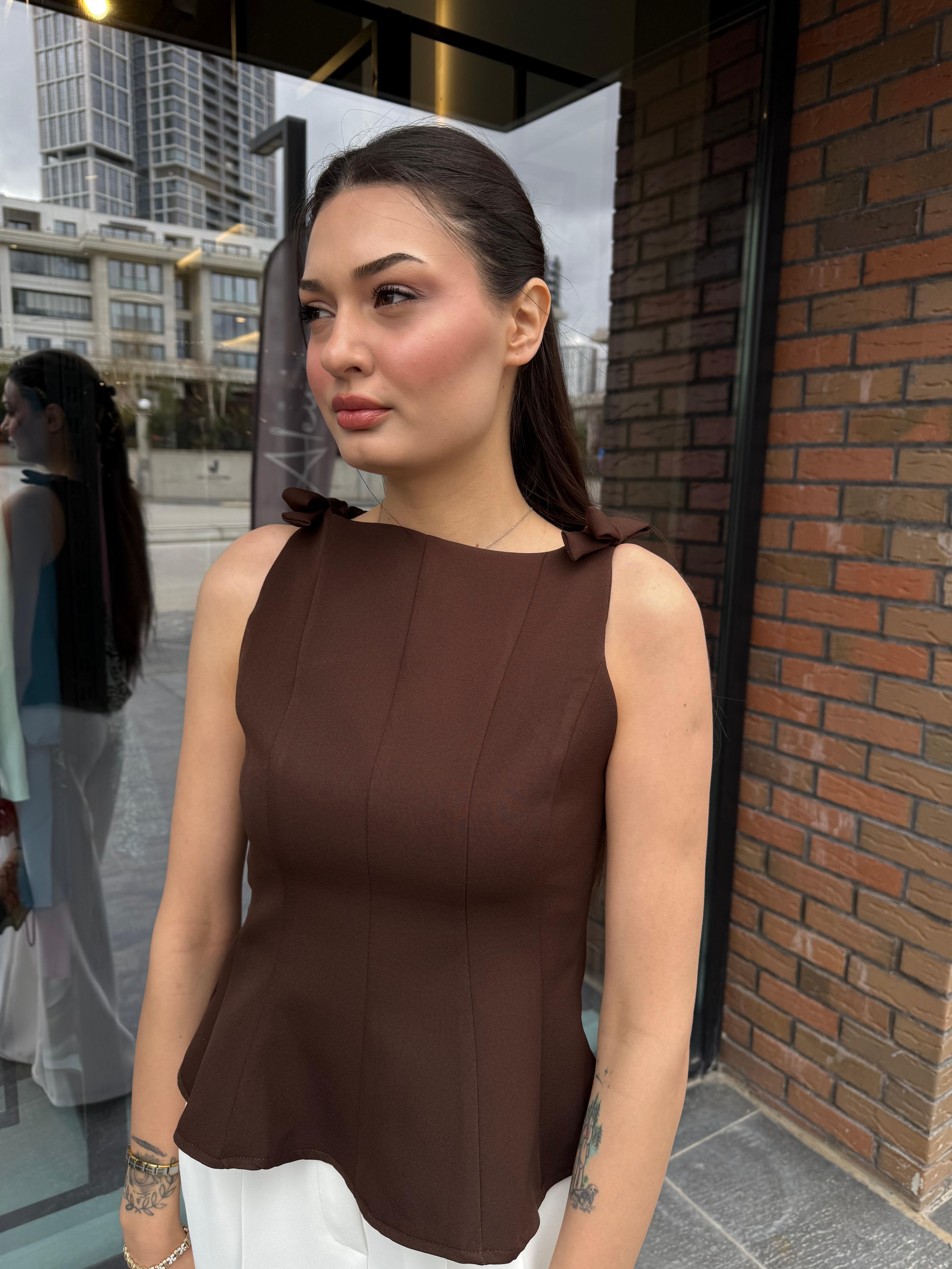 Omuz Fiyonk Detaylı Bluz - Kahverengi