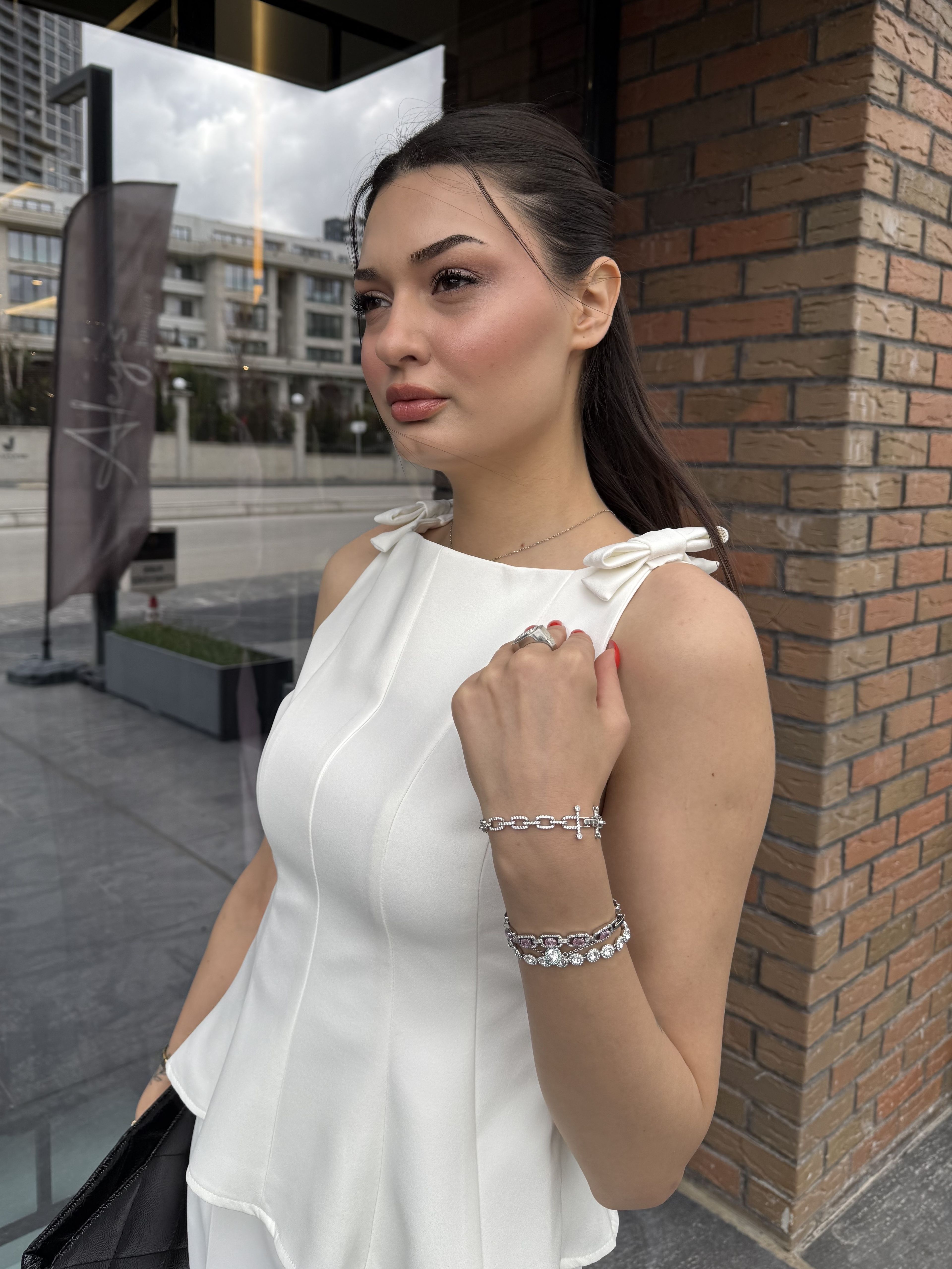 Omuz Fiyonk Detaylı Bluz - Beyaz