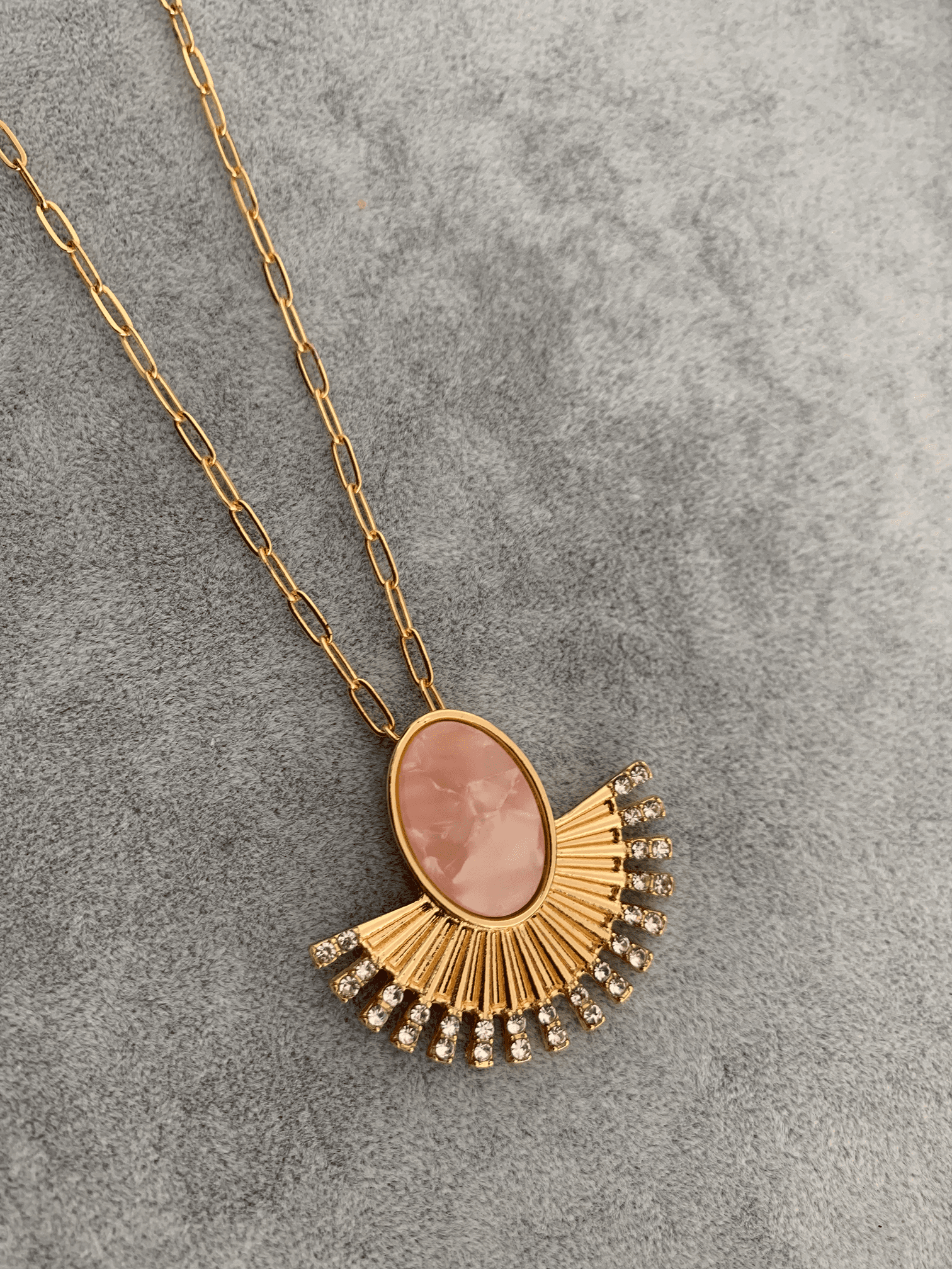 Pembe Taş Detaylı Oval Formlu Kolye
