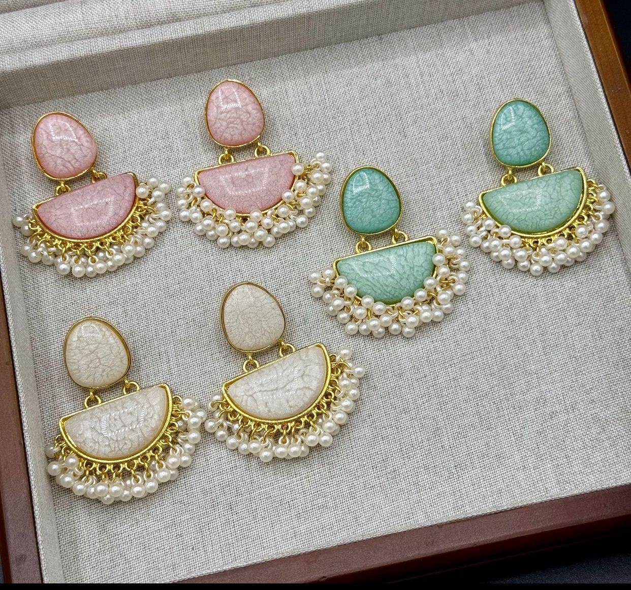 Pastel Taş ve İnci Detaylı Zarif Küpe (3 Renk Seçenekli)