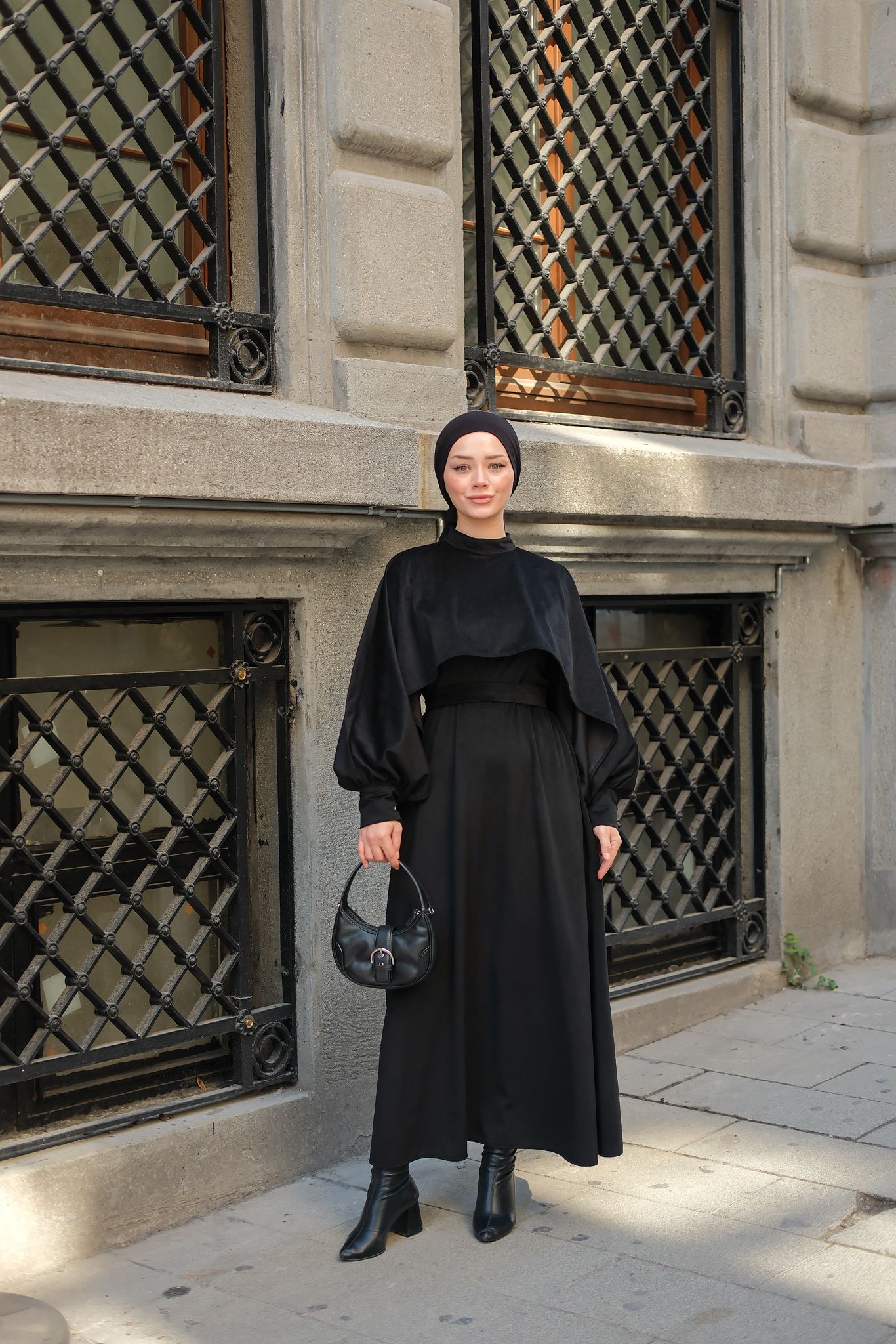 Mila Pelerin Detaylı Kadife Elbise - Siyah