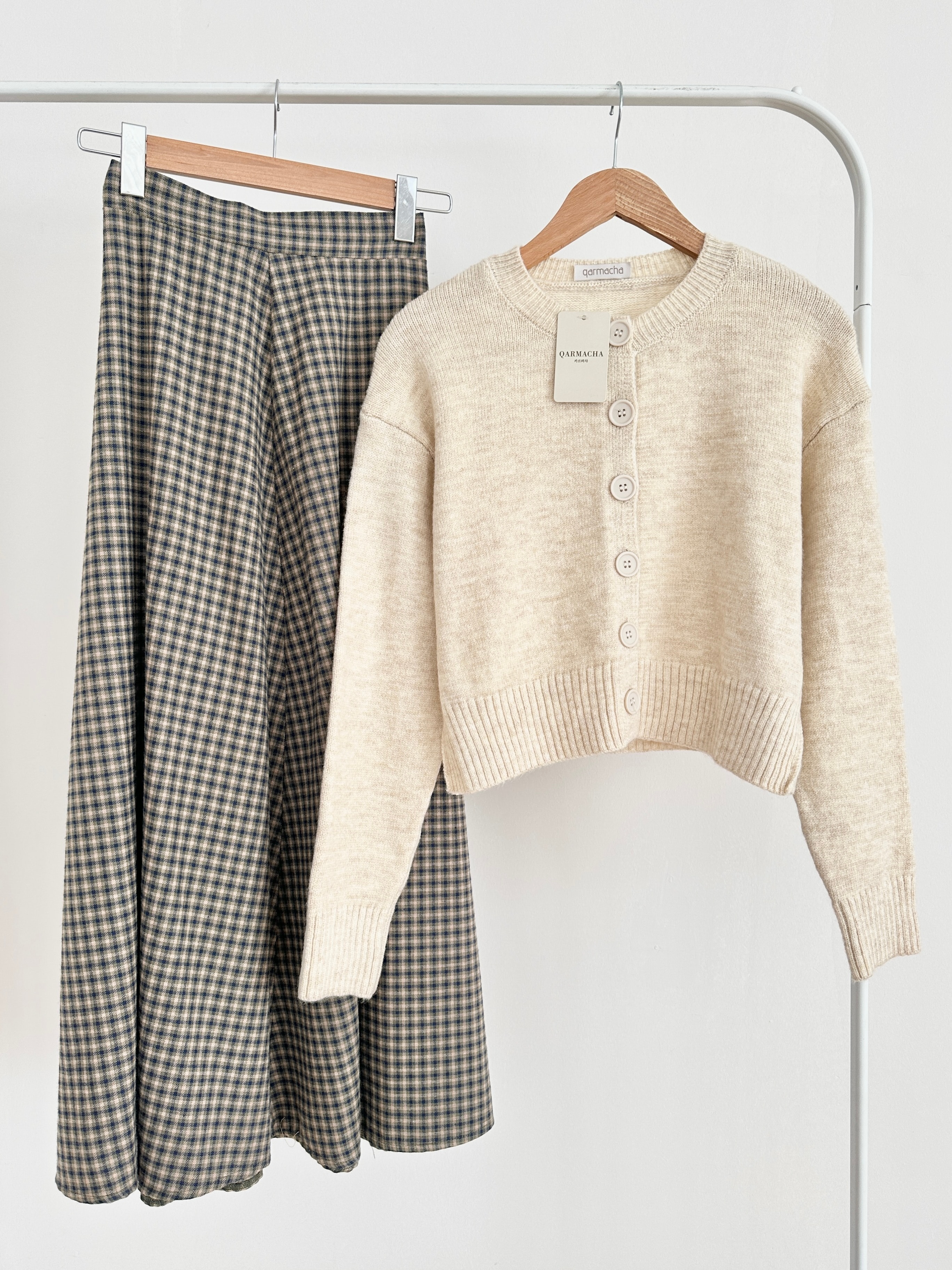 Çift Pile Mini Ekose Etek Takım - Bej Düğmeli Fitilli Hırka & Mini Ekose Çift Pile Etek