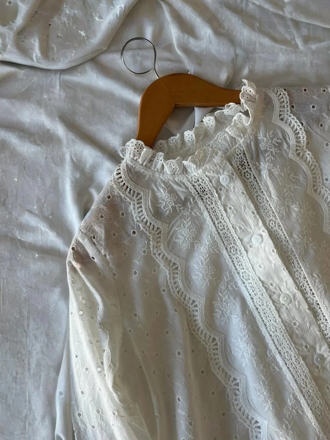 Fistolu Dantel Yaka Gömlek