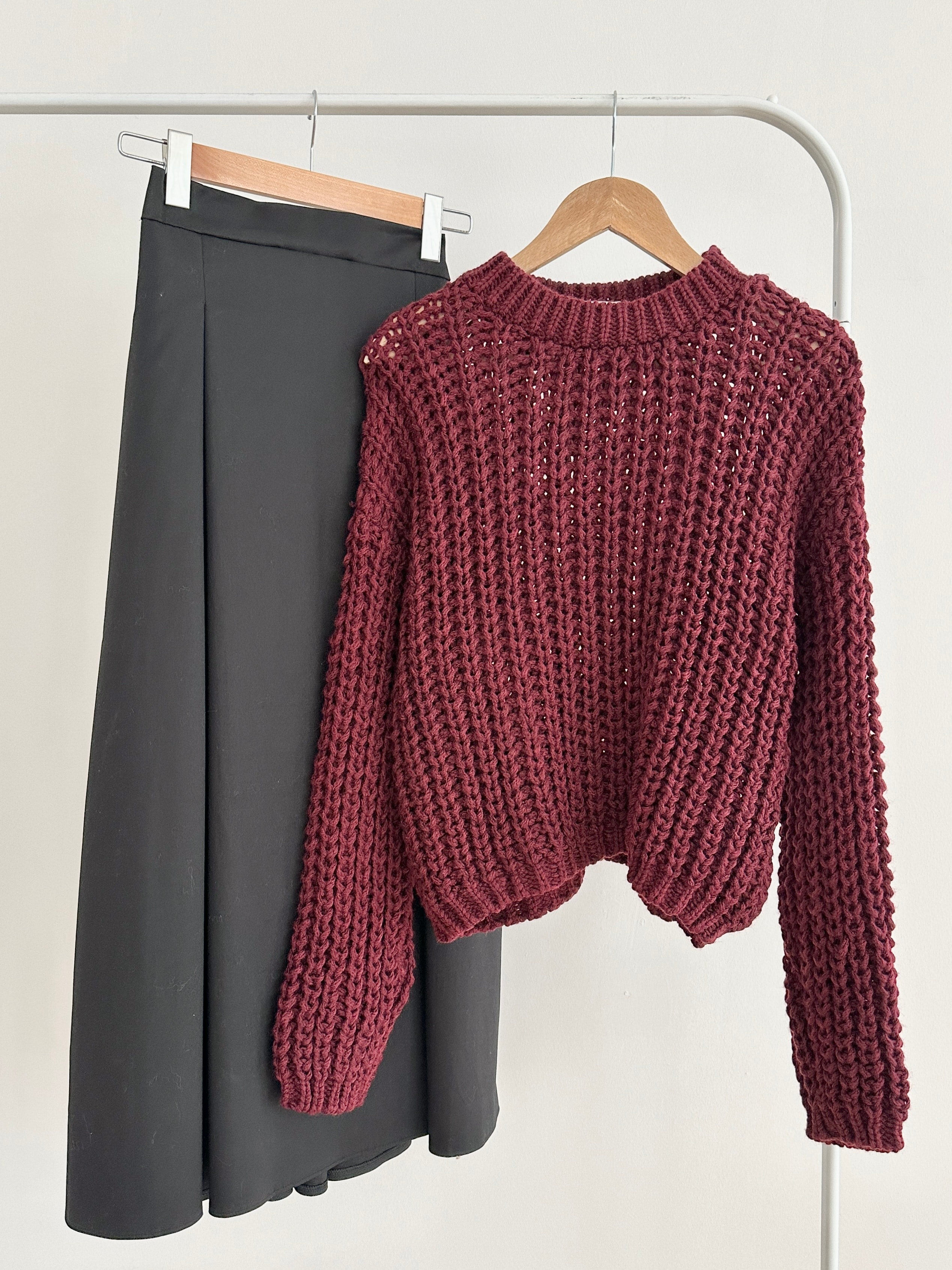 Bordo Kalın Dokulu Crop Kazak & Etek Takım - Üst Bordo & Alt Siyah Çift Pileli Koton Etek