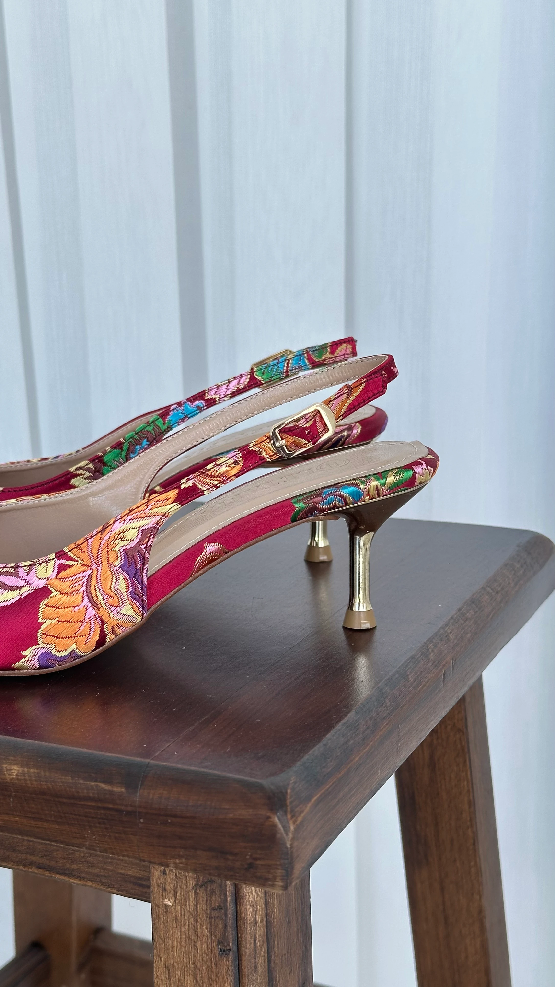 Valley Etnik Desen Gold Topuk Detaylı Kısa Ayakkabı