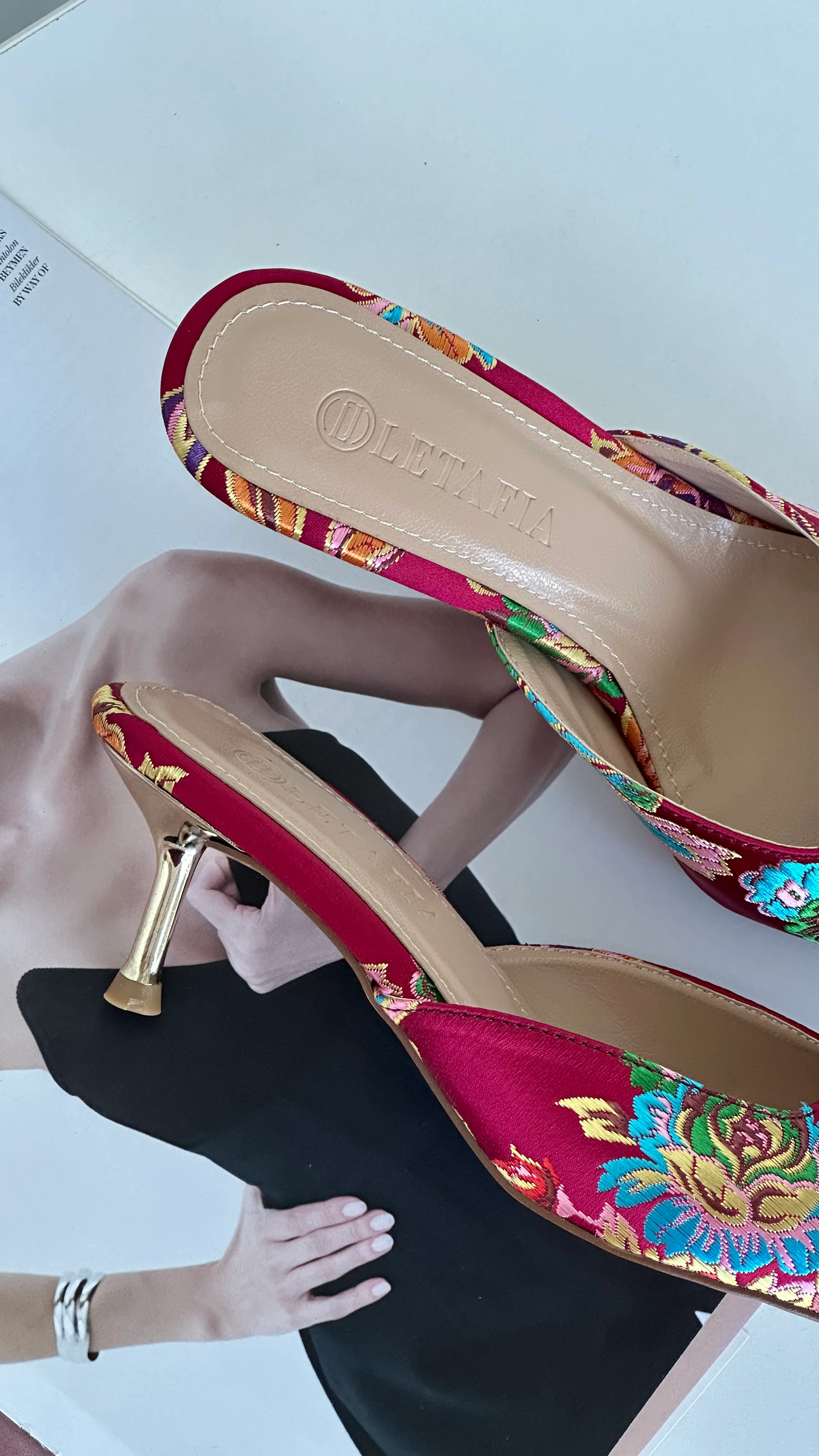 Valley Etnik Desen Gold Topuk Detaylı Terlik