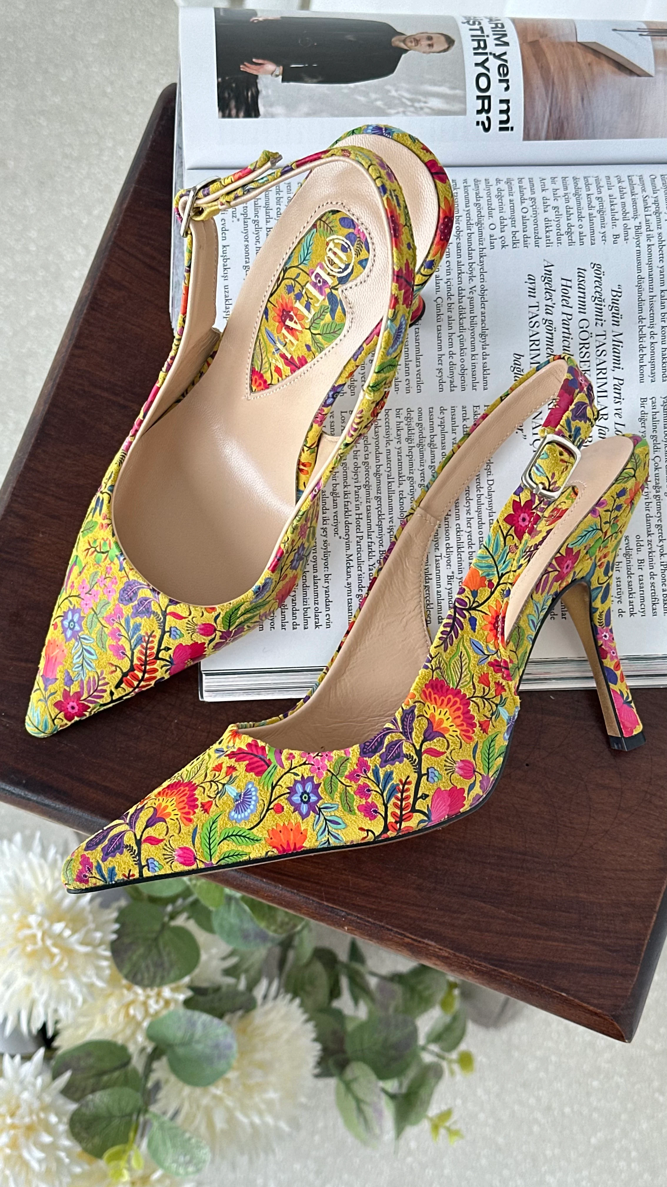 Luzzi Çiçek Detaylı Hakiki Deri Topuklu Ayakkabı - Sarı