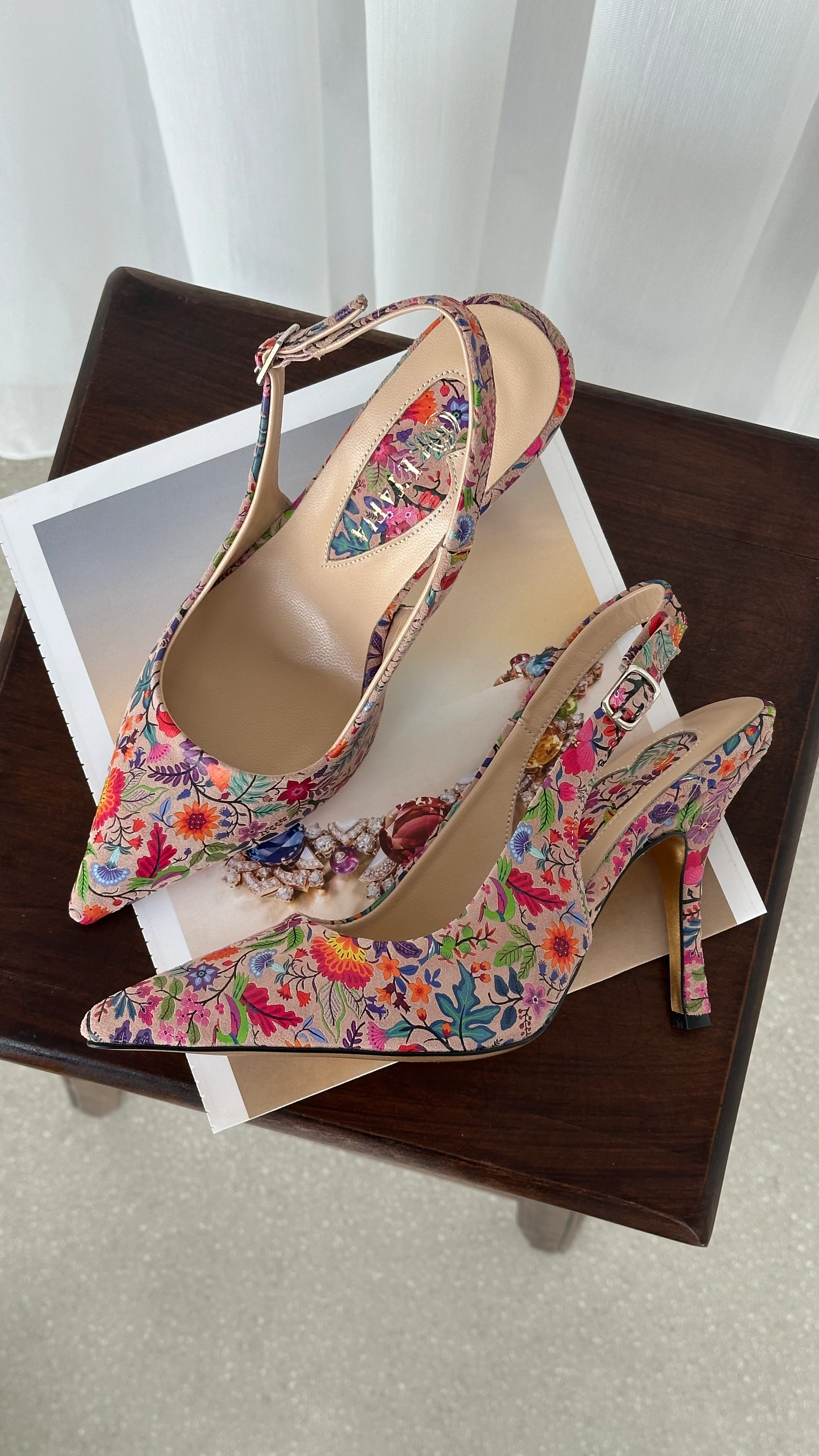 Luzzi Çiçek Detaylı Hakiki Deri Topuklu Ayakkabı - Pudra