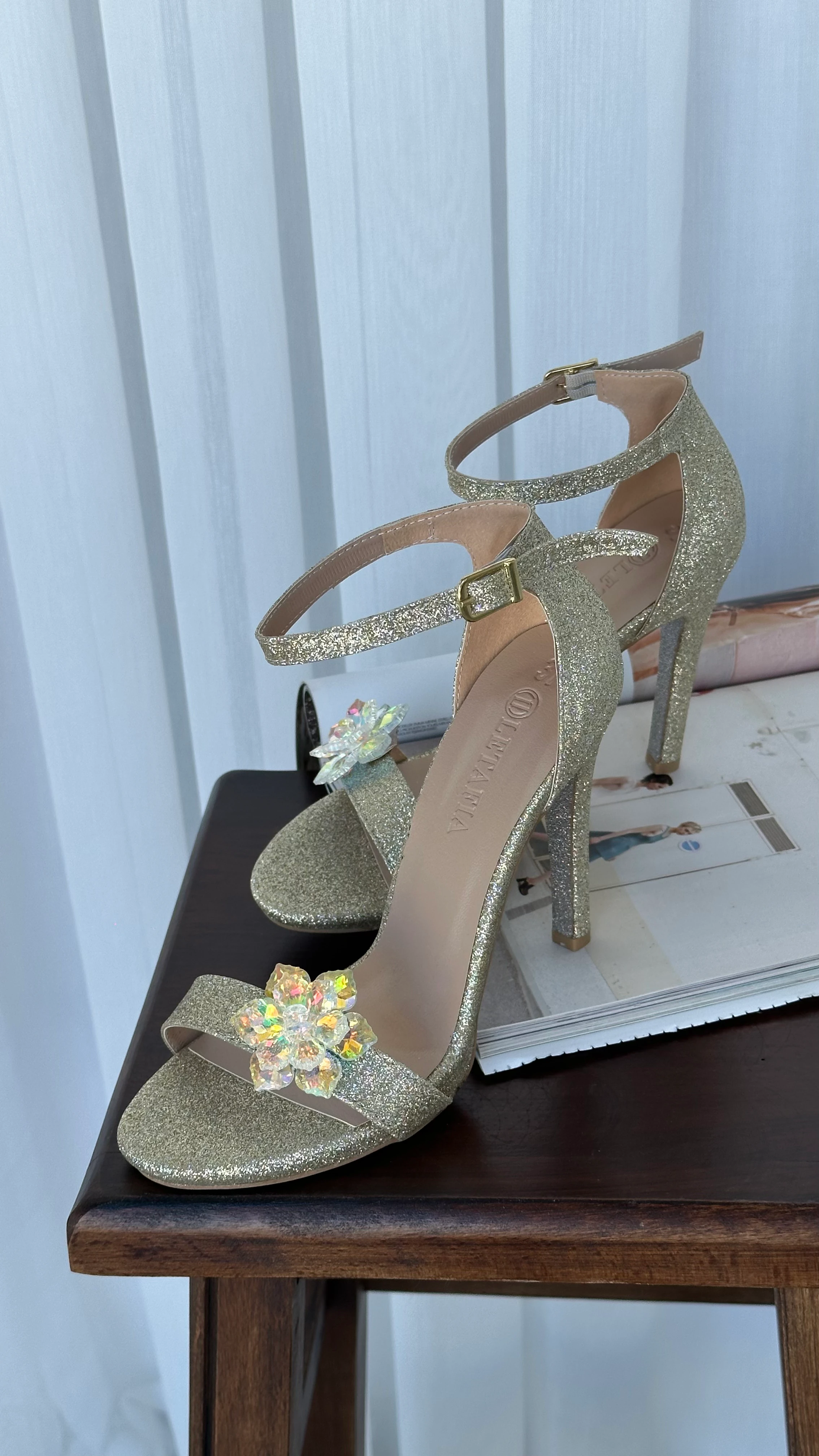 Perla Simli Çıkarılabilen Toka Detaylı Topuklu Ayakkabı