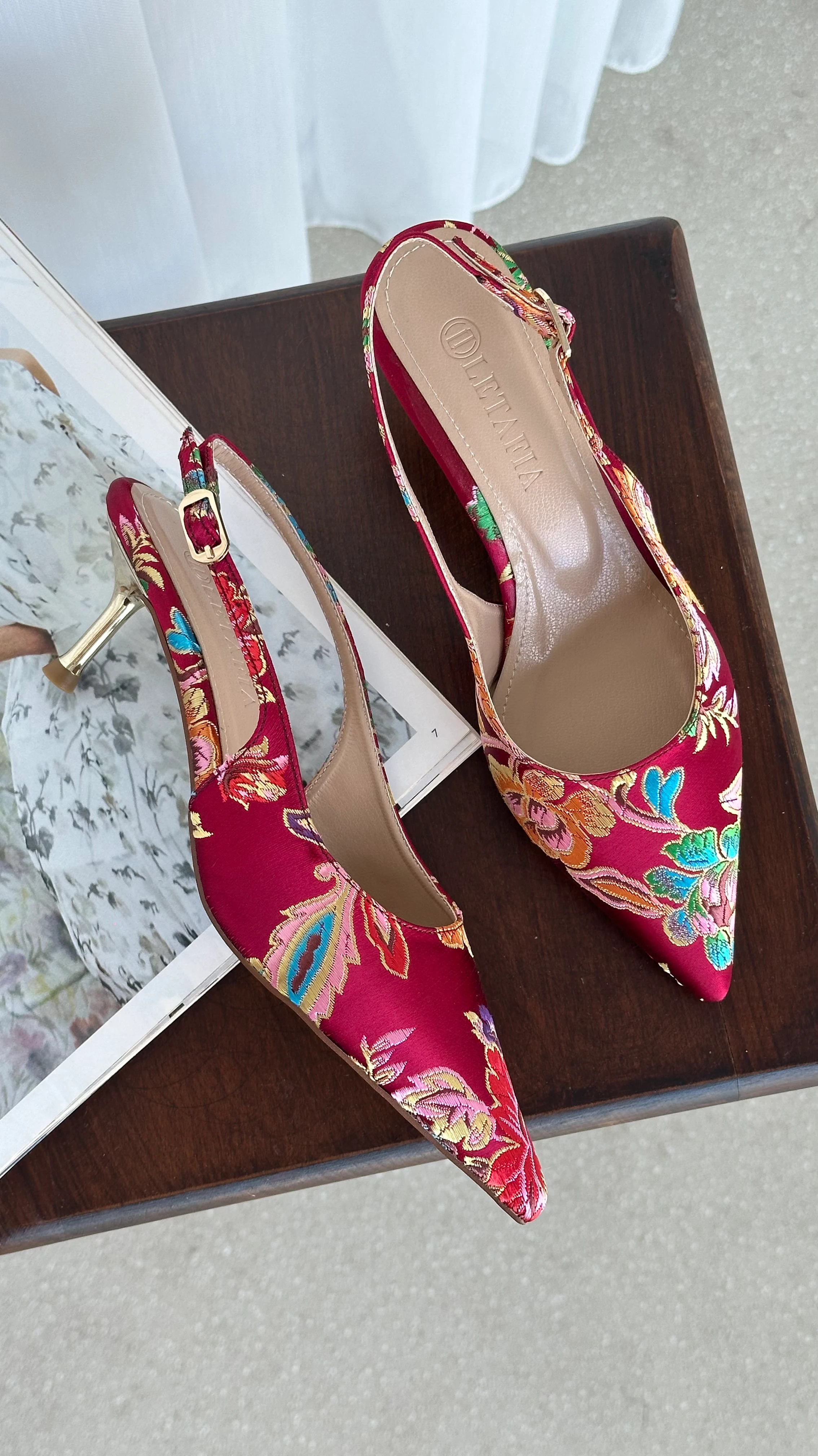 Valley Etnik Desen Gold Topuk Detaylı Kısa Ayakkabı