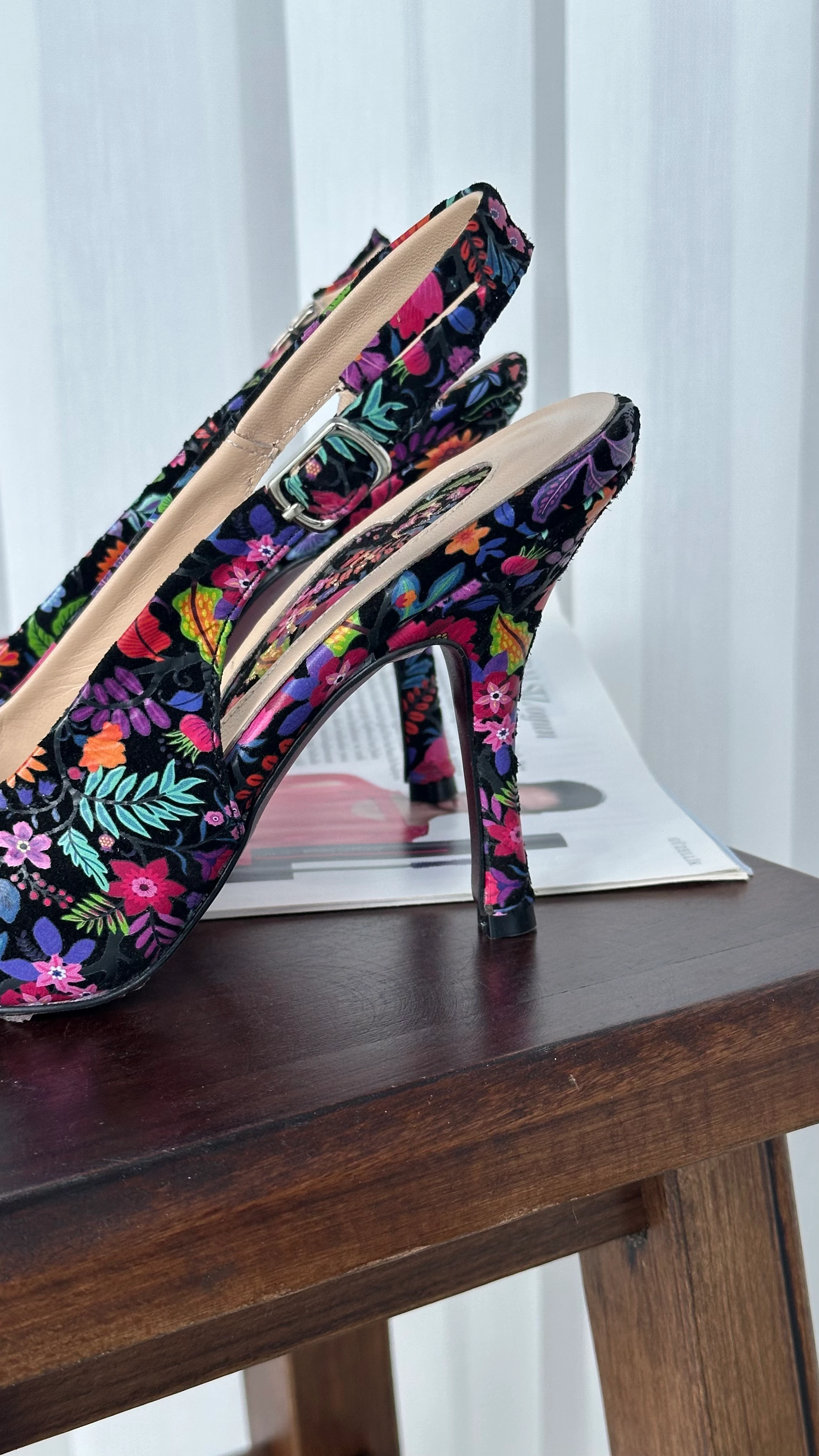 Luzzi Çiçek Detaylı Hakiki Deri Topuklu Ayakkabı