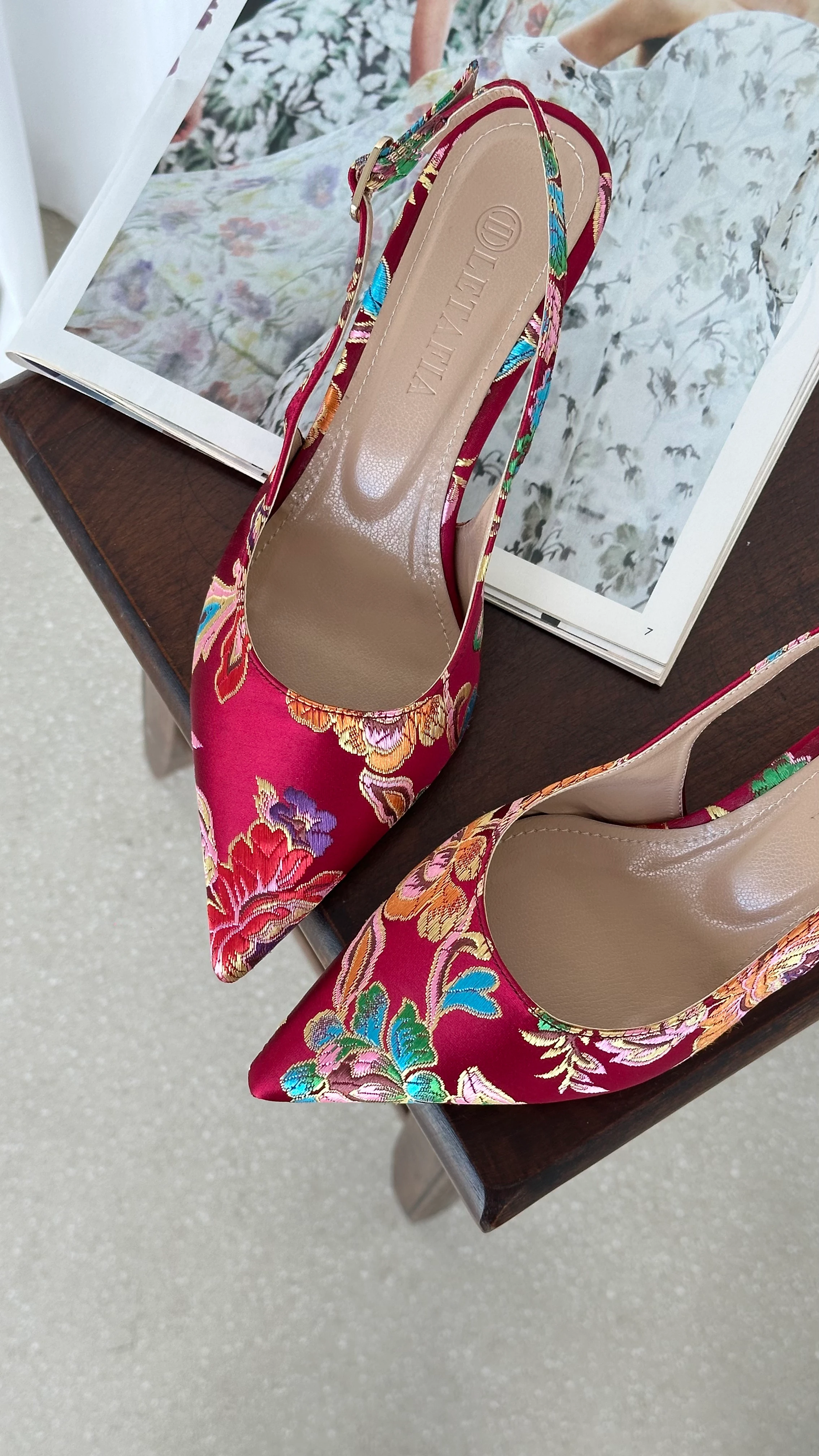 Valley Etnik Desen Gold Topuk Detaylı Kısa Ayakkabı