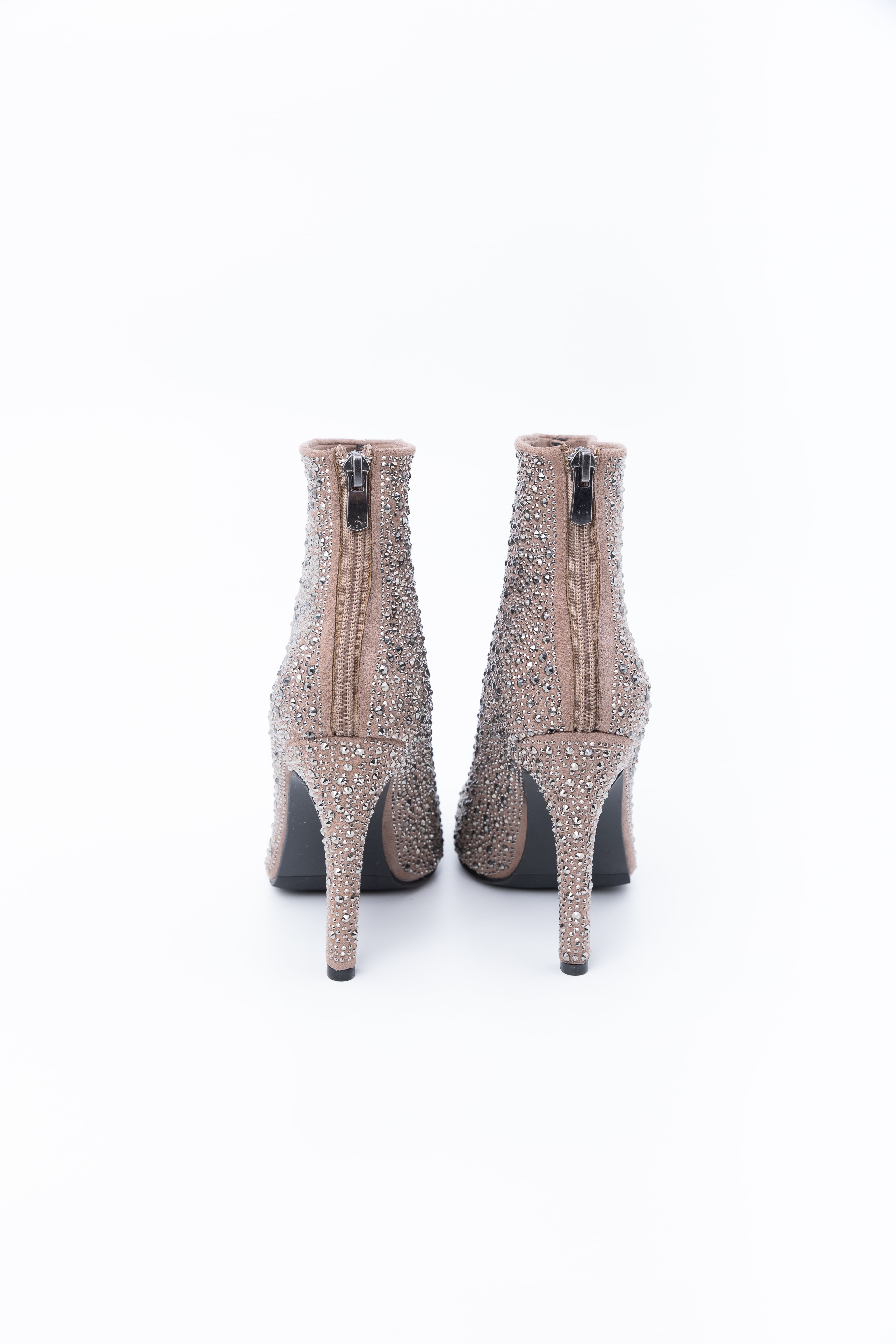 Hayal Taş Detaylı Topuklu Kısa Çizme