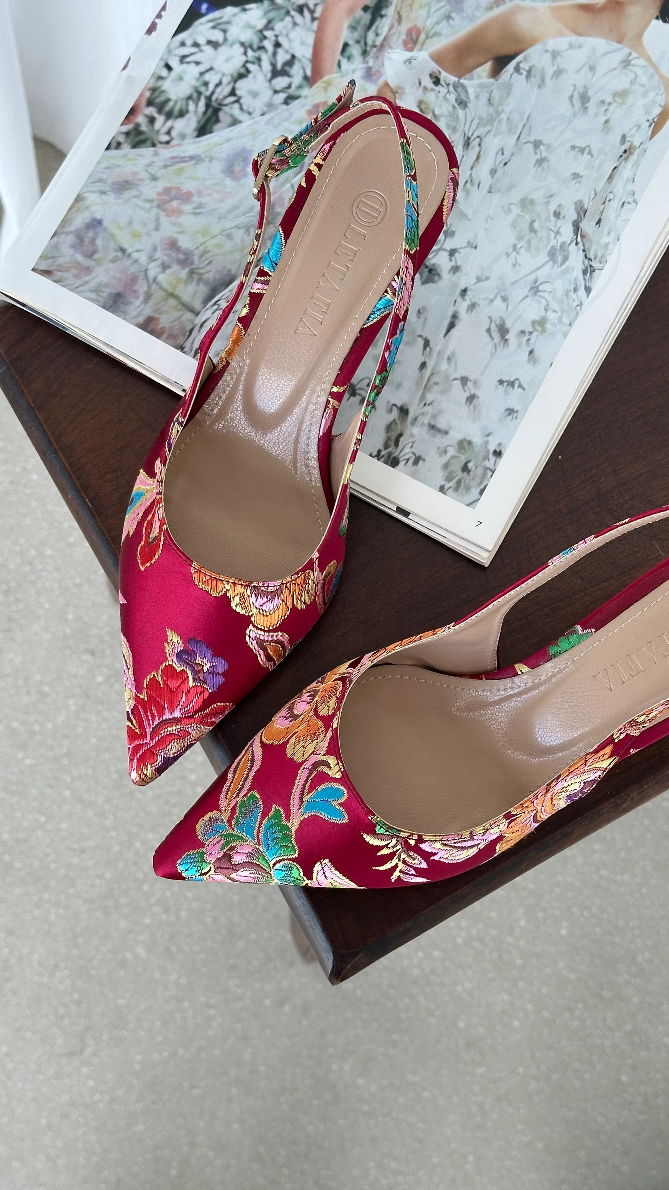 Valley Etnik Desen Gold Topuk Detaylı Kısa Ayakkabı