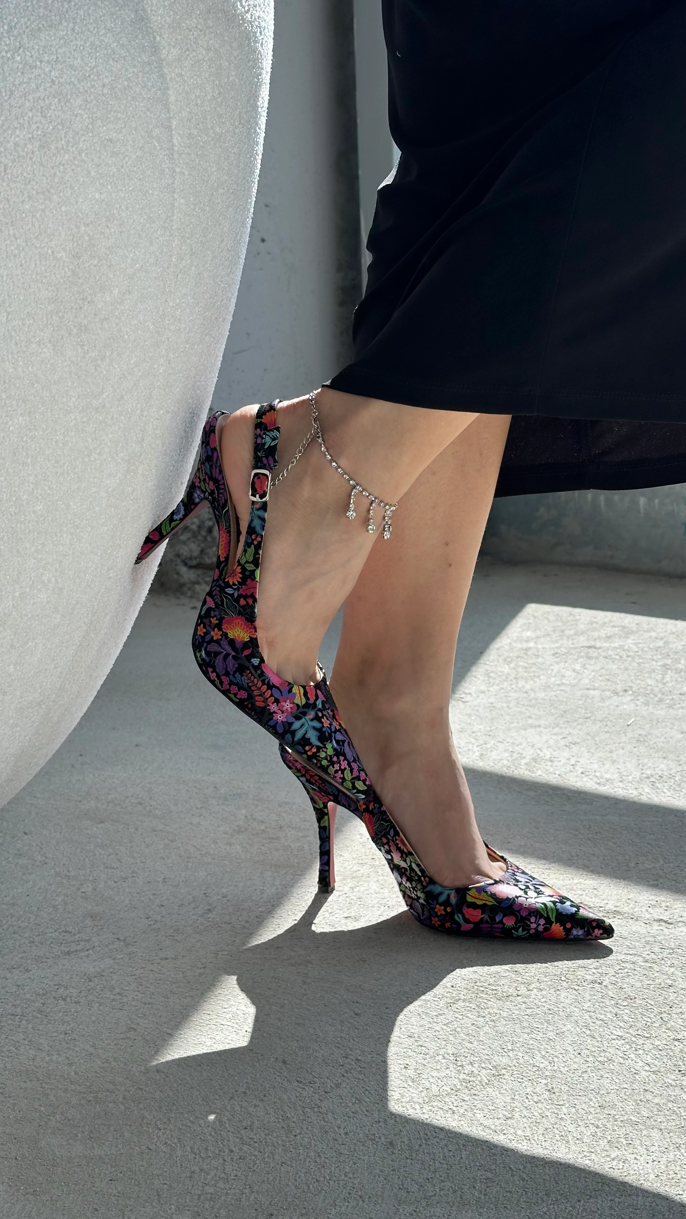 Luzzi Çiçek Detaylı Hakiki Deri Topuklu Ayakkabı