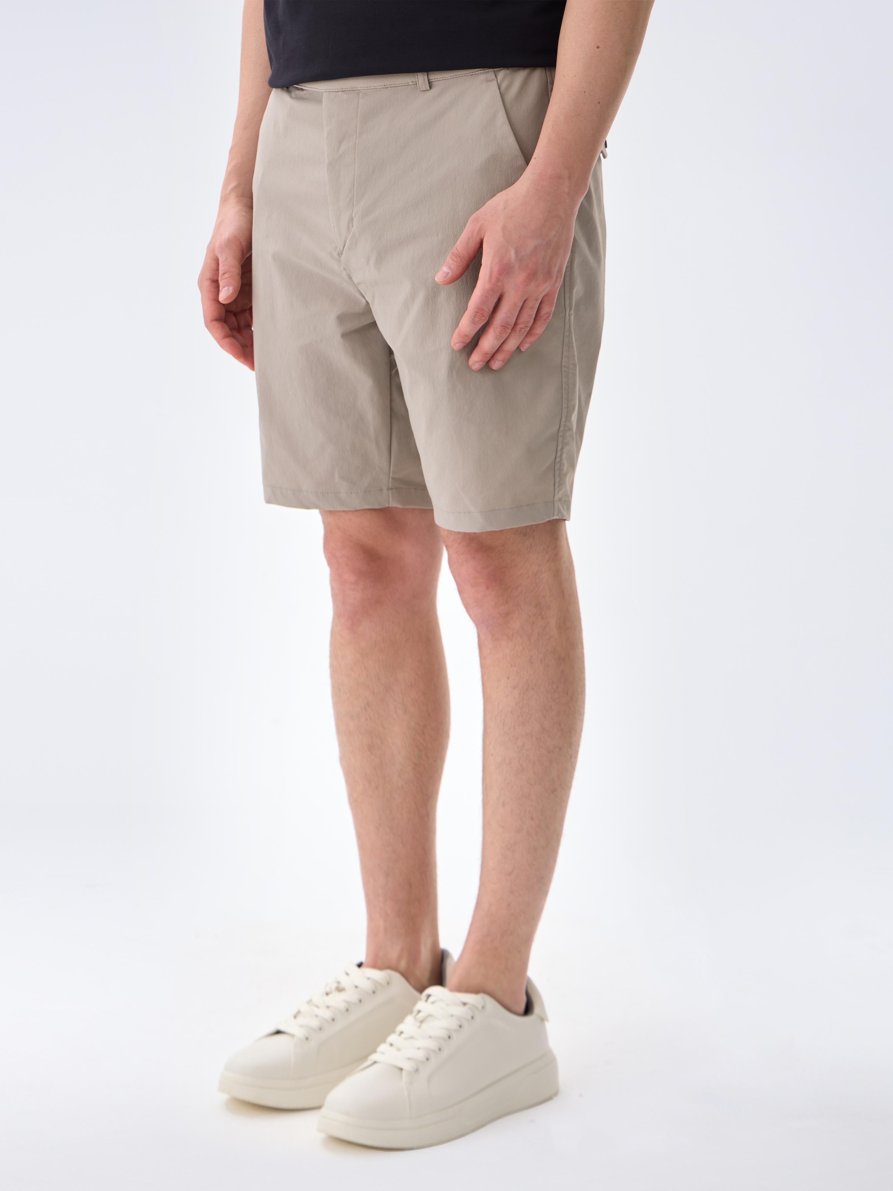 URBAN ESCAPE SHORT - BEIGE