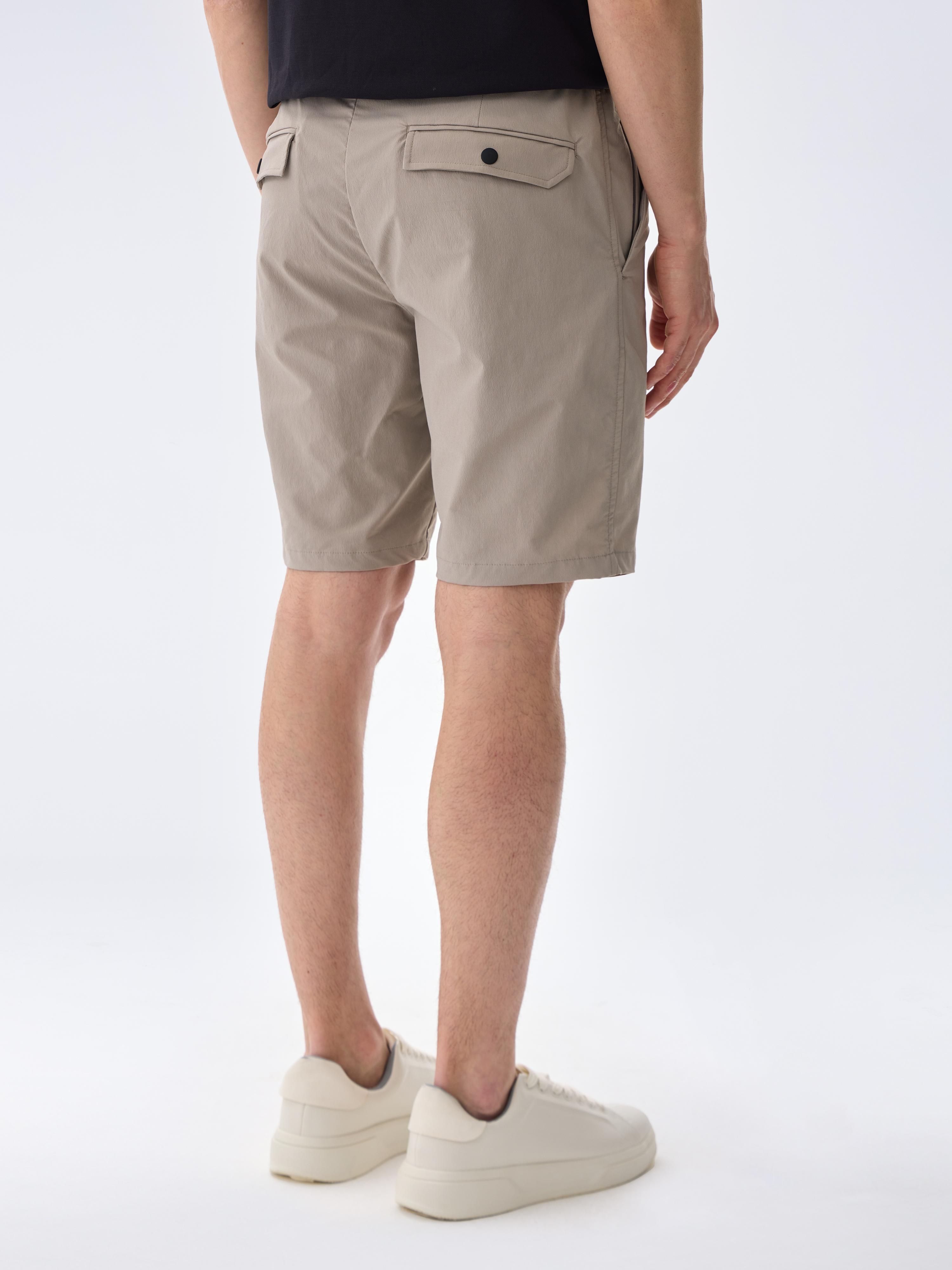 URBAN ESCAPE SHORT - BEIGE