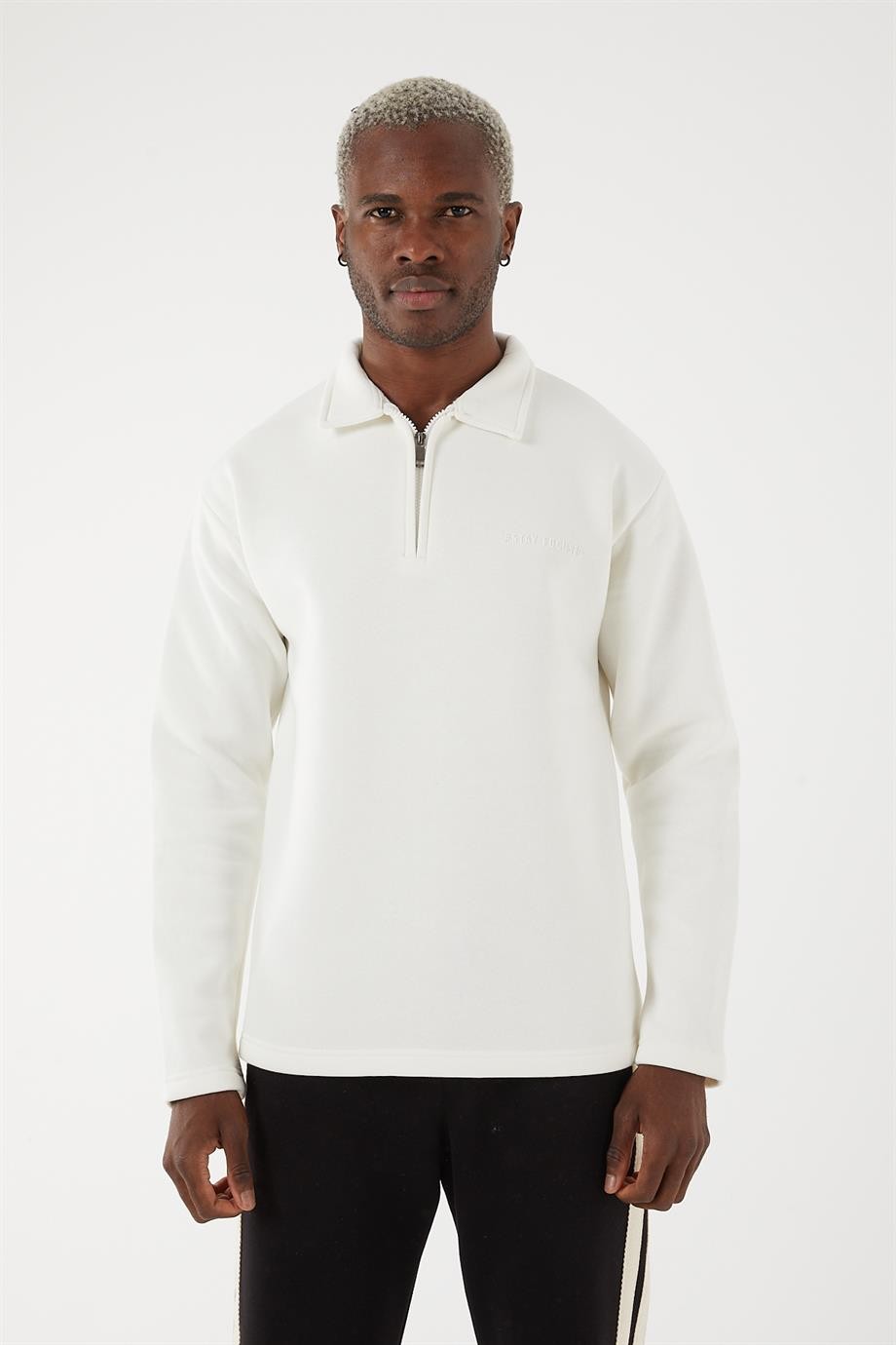 Beyaz Polo Yaka Yarım Fermuarlı 3 İplik Göğüs Nakışlı Sweatshirt SNZ