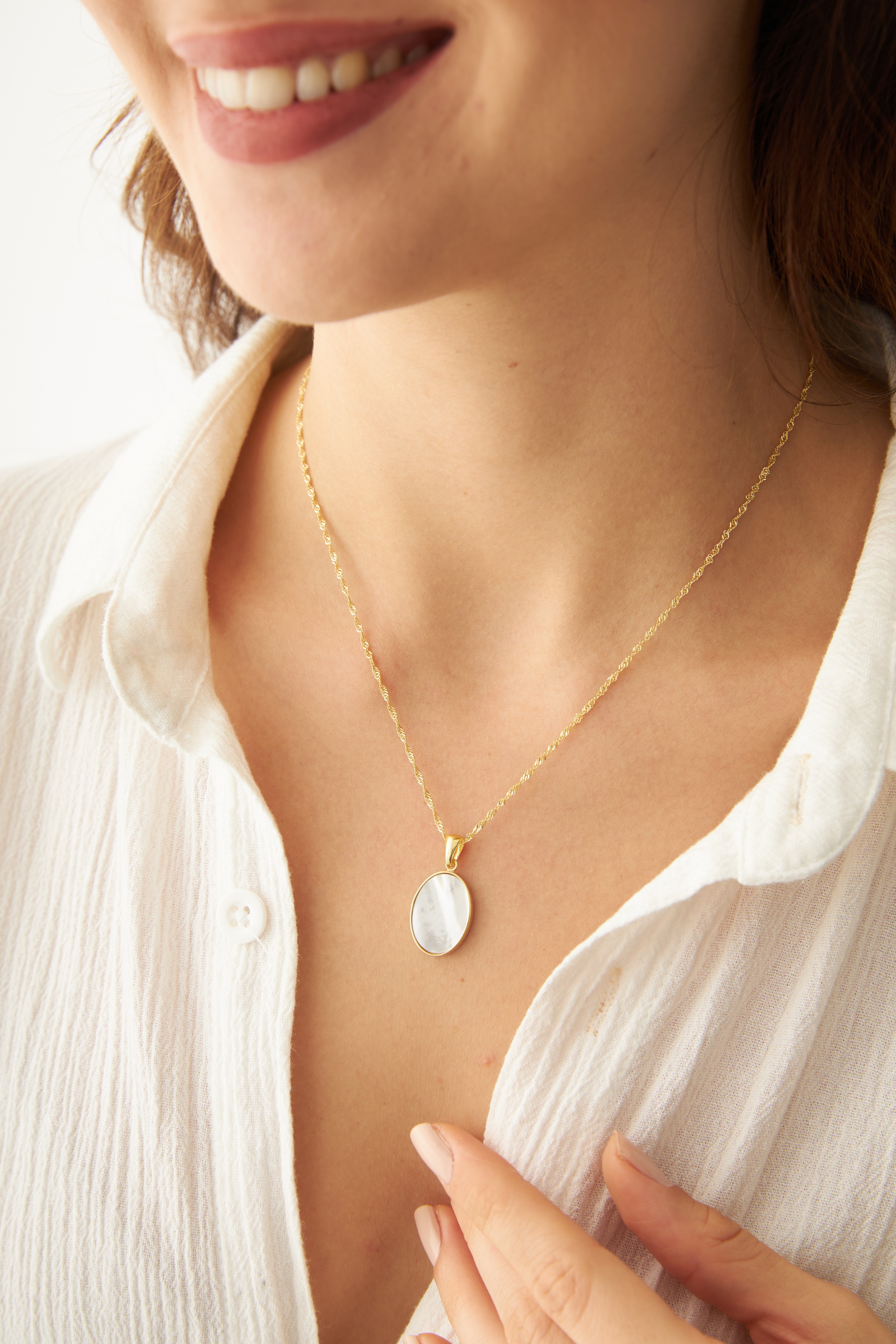 Mother of Pearl Oval Vertical Necklace 13x18 MM
