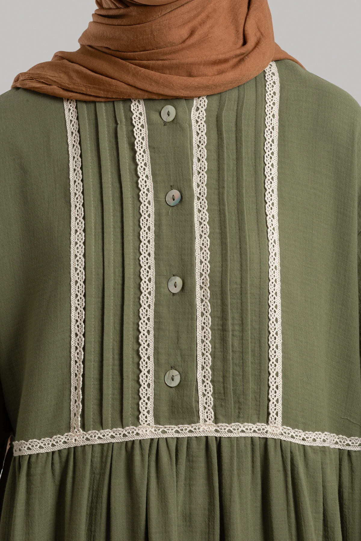 Güpür Detaylı Müslin Elbise