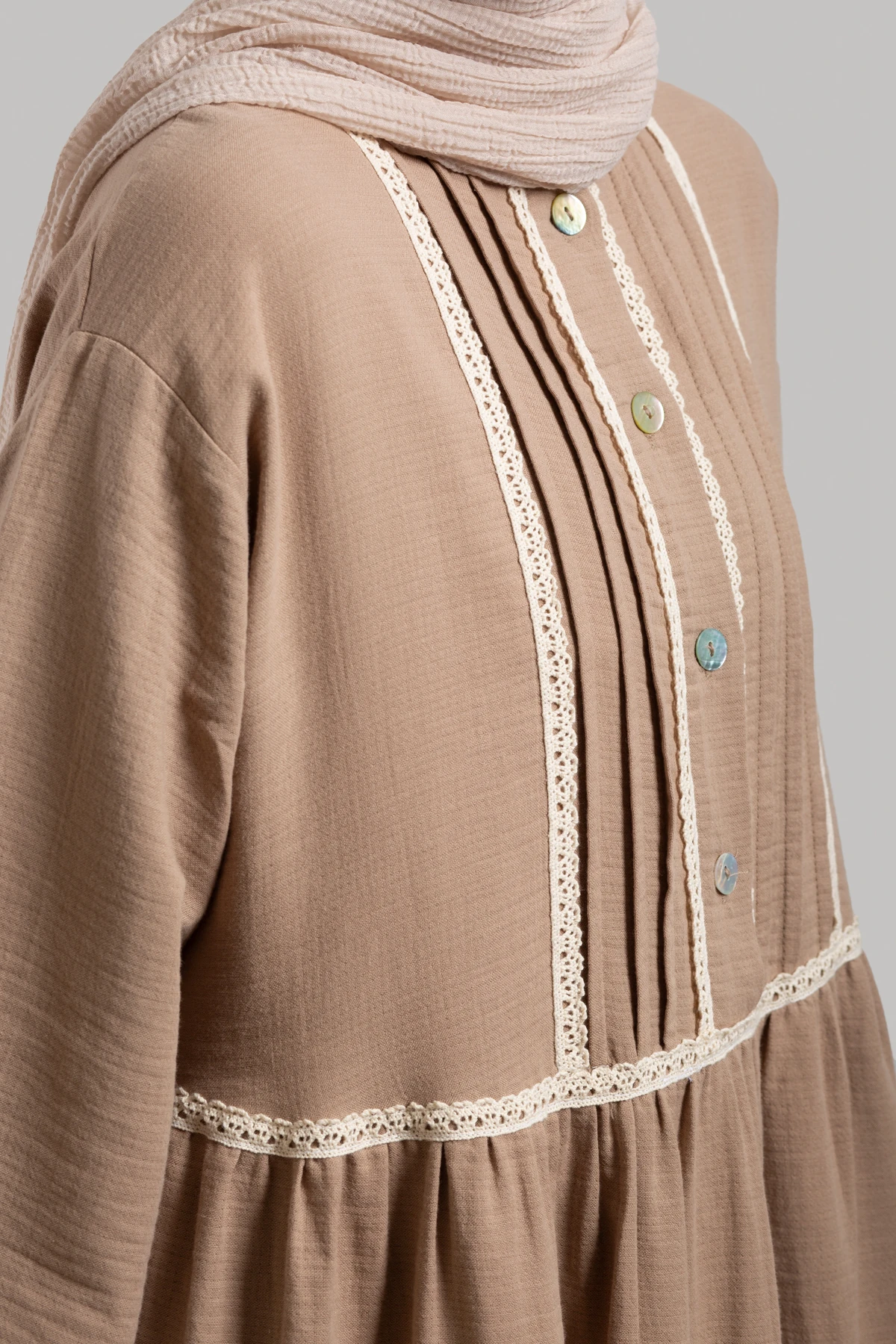 Güpür Detaylı Müslin Elbise