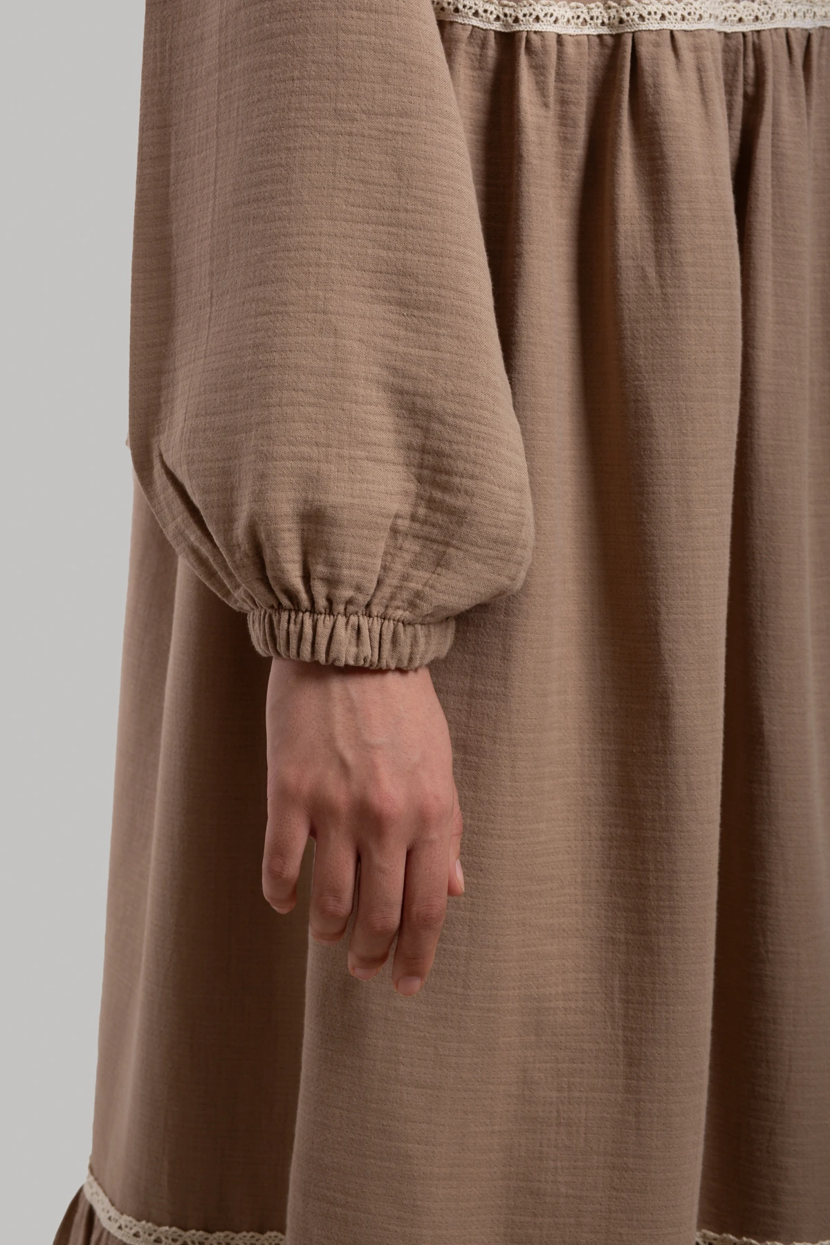 Güpür Detaylı Müslin Elbise