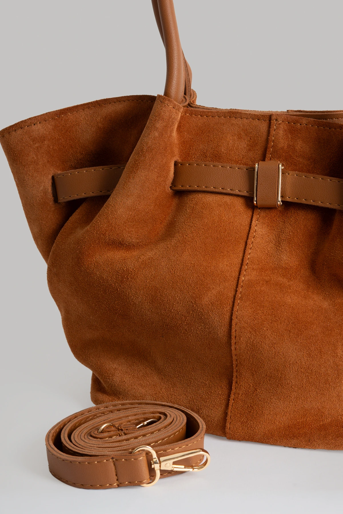 Kemer Detaylı Süet Çanta