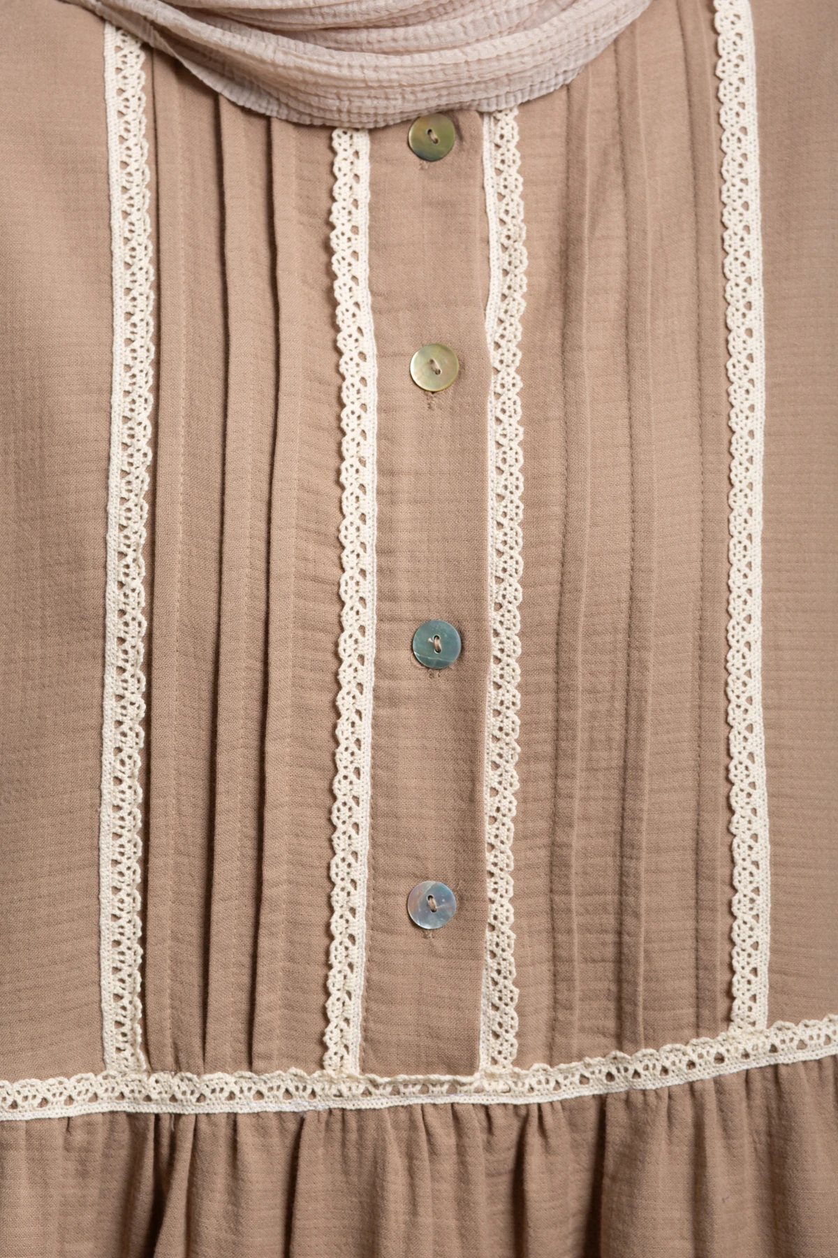 Güpür Detaylı Müslin Elbise