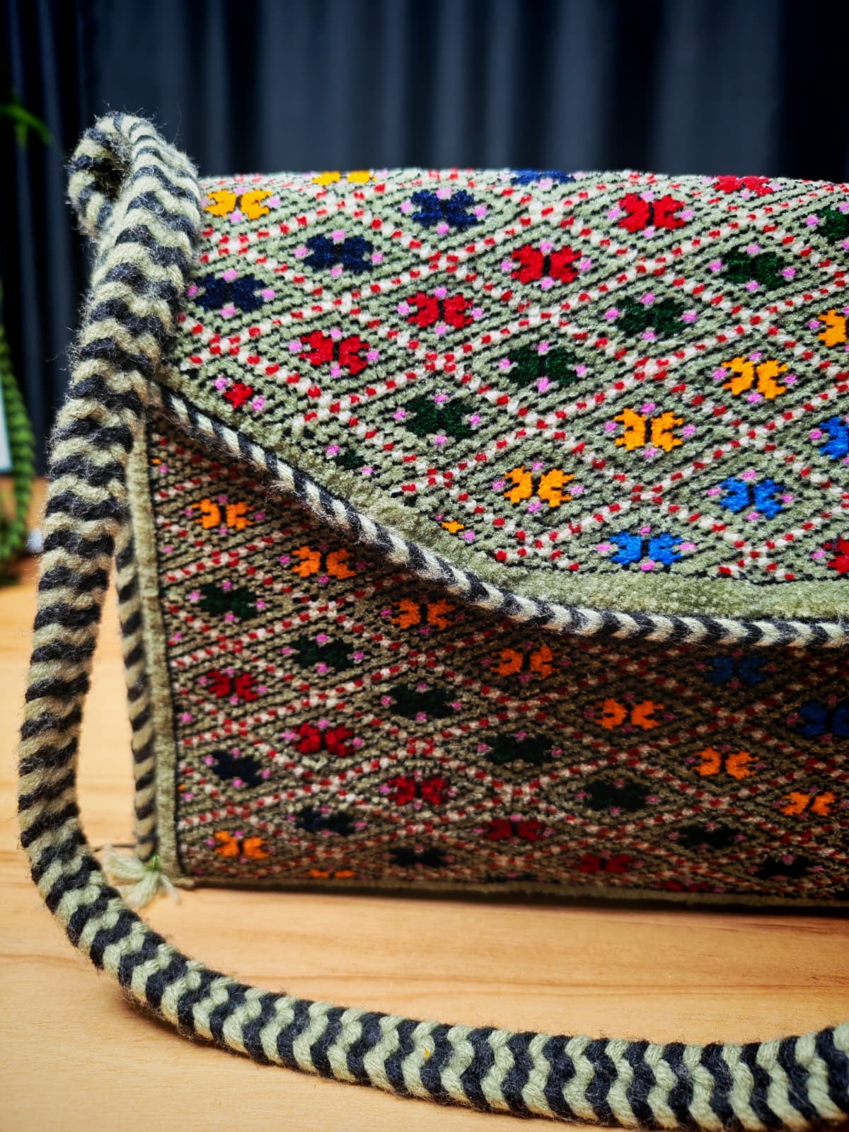 El Dokuma Türkmen Yün Çanta – Kepter Motifli Çıtçıt Kapaklı 20×30 cm