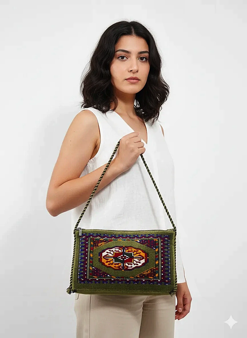 El Dokuma Türkmen Yün Çanta – Sekizgen Gül Motifli 28×18 cm Yeşil