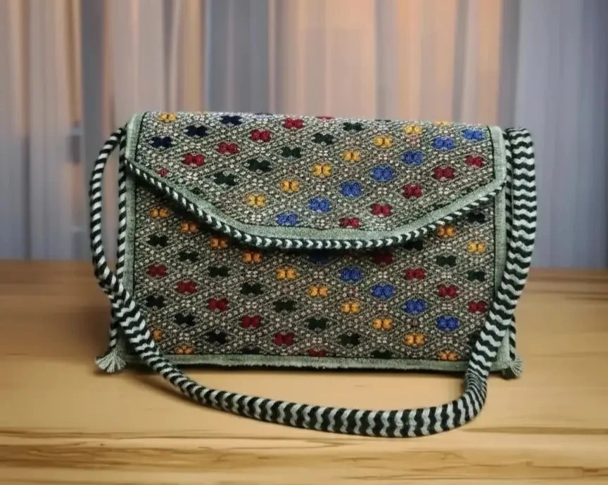 El Dokuma Türkmen Yün Çanta – Kepter Motifli Çıtçıt Kapaklı 20×30 cm