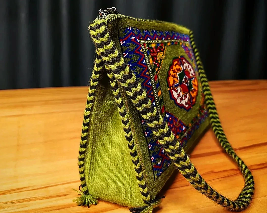 El Dokuma Türkmen Yün Çanta – Sekizgen Gül Motifli 28×18 cm Yeşil