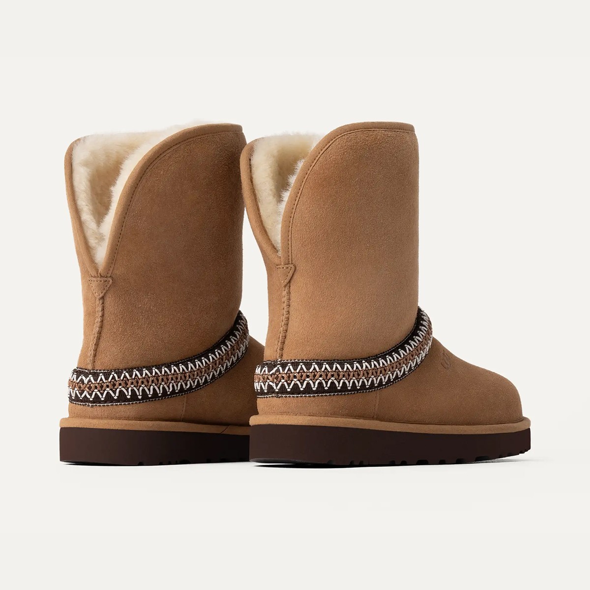 1161770 UGG W CLASSIC SHORT CRESCENT Chestnut (Taba)