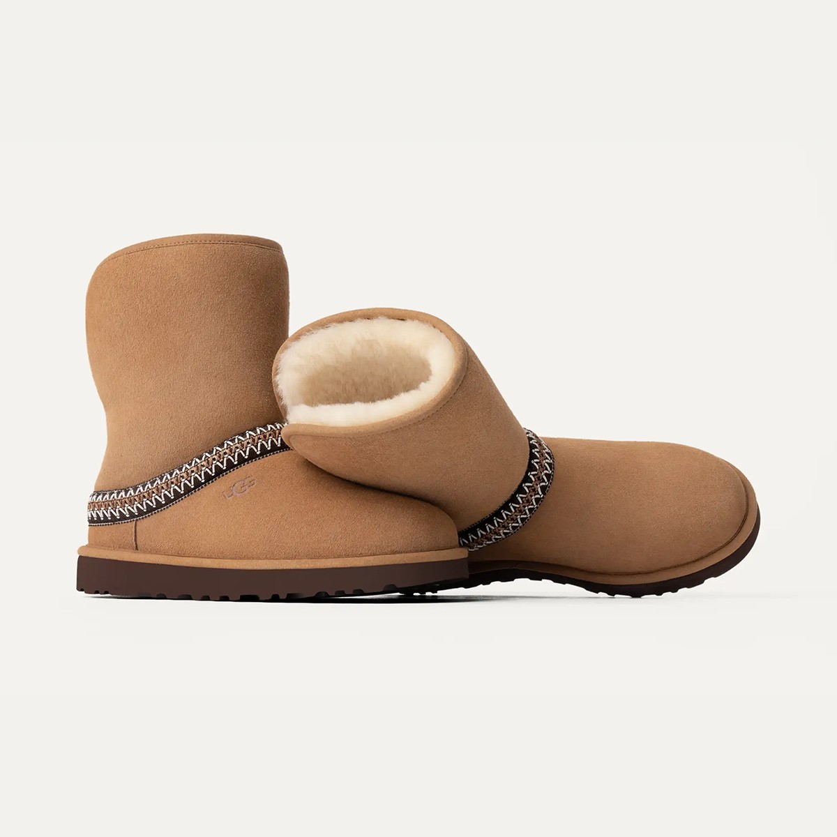 1161770 UGG W CLASSIC SHORT CRESCENT Chestnut (Taba)