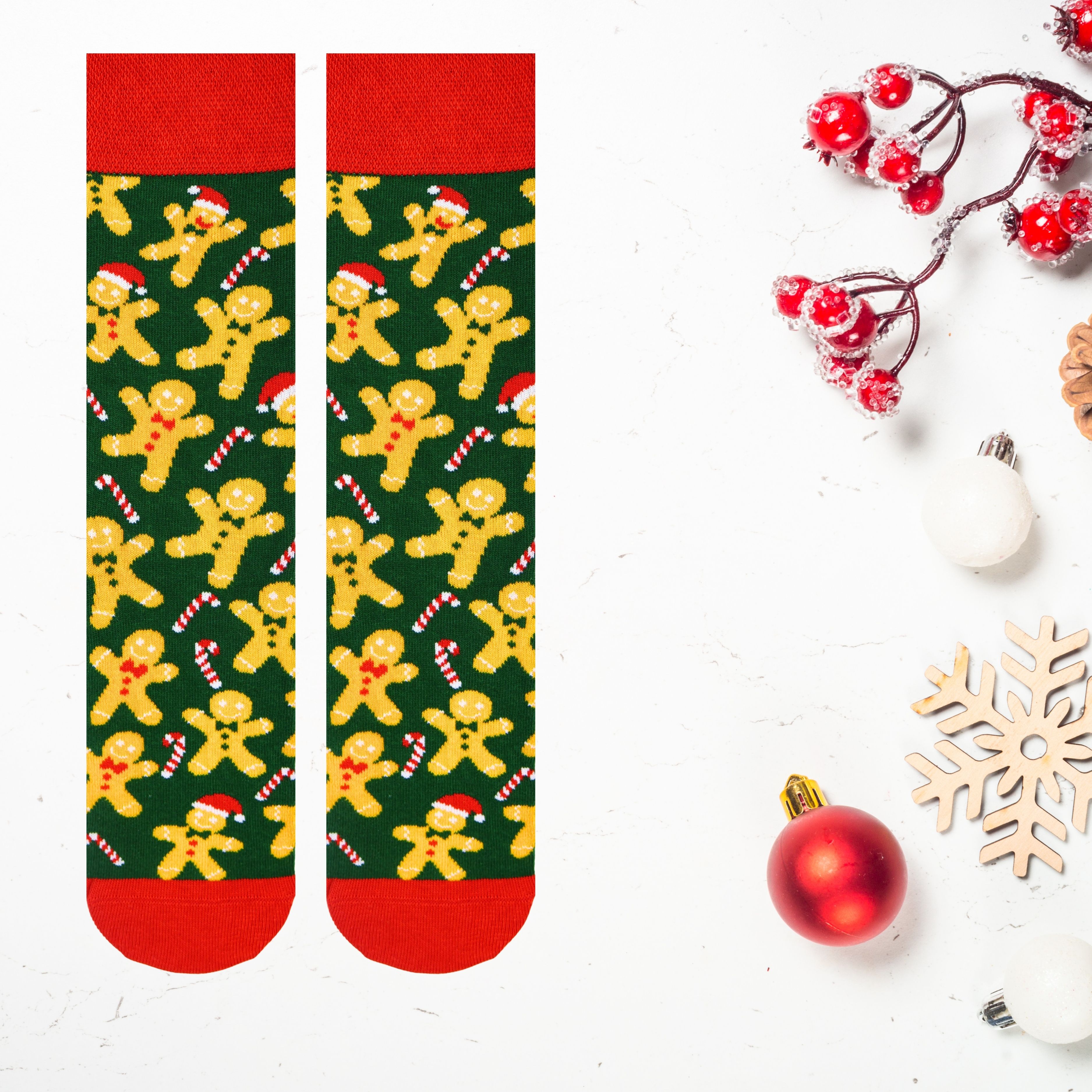 Noel şapkalı kurabiye adam ve Candy Cane Desenli Yılbaşı Temalı Renkli Soket Çorap