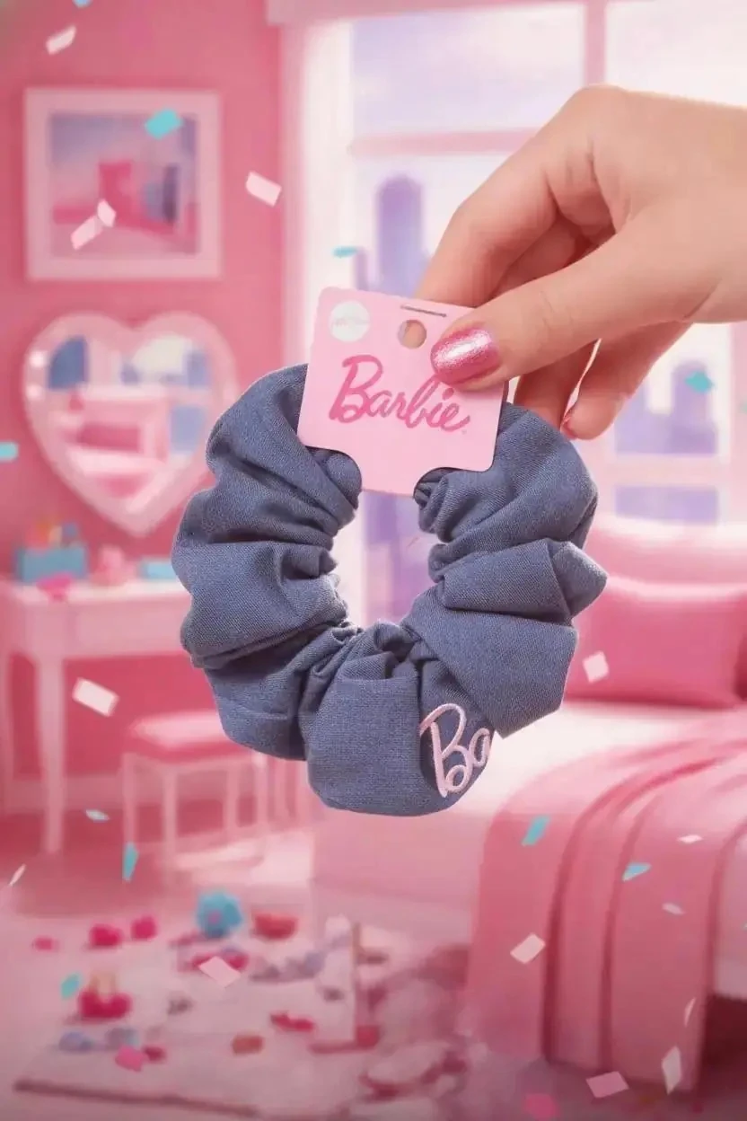 Barbie Lisanslı Pembe Serisi Saç Tokası – Denim Görünümlü Nakışlı Şık Lastik Toka 13 Cm