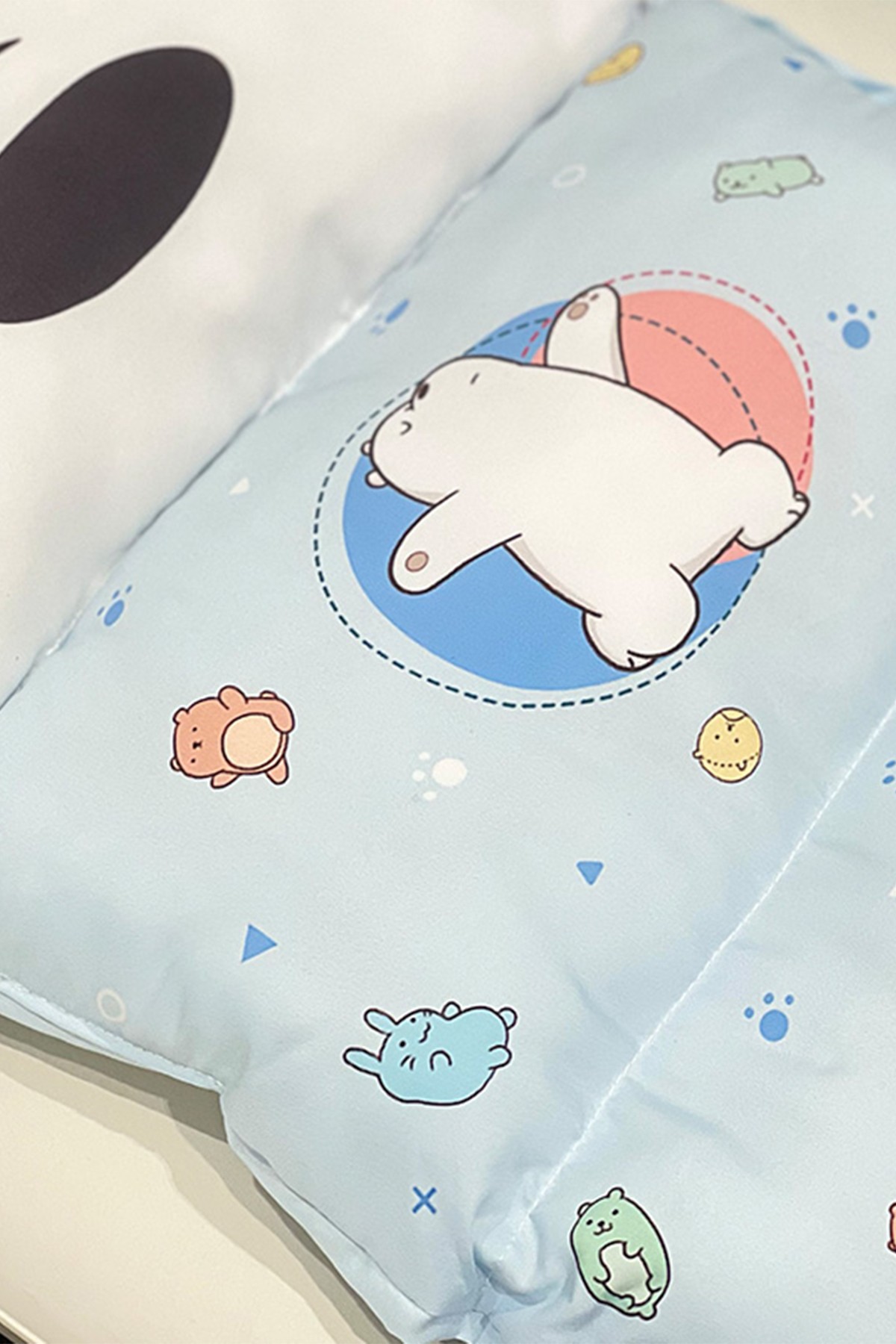 We Bare Bears Lisanslı Katlanabilir Şekerleme Yastığı - Kutup Ayısı (Outlet)