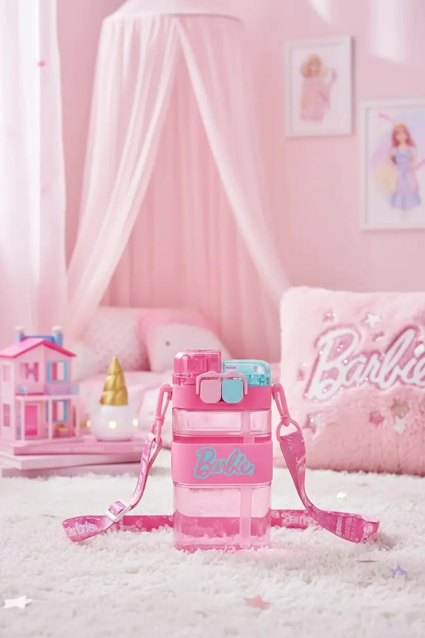 Barbie Lisanslı Omuz Askılı Plastik Şişe 560 Ml – Pipetli Su Matarası