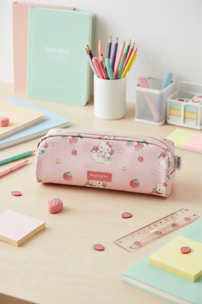 Sanrio Lisanslı Hello Kitty Çilek Serisi 21 Cm Kalemlik – Büyük Fermuarlı Şık
