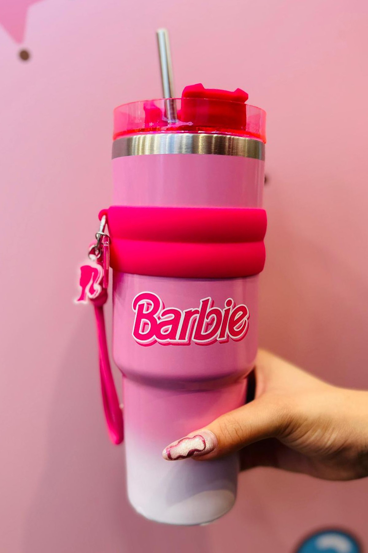 Barbie Lisanslı Çift Cidarlı Tutacaklı Pipetli Termos 900ml